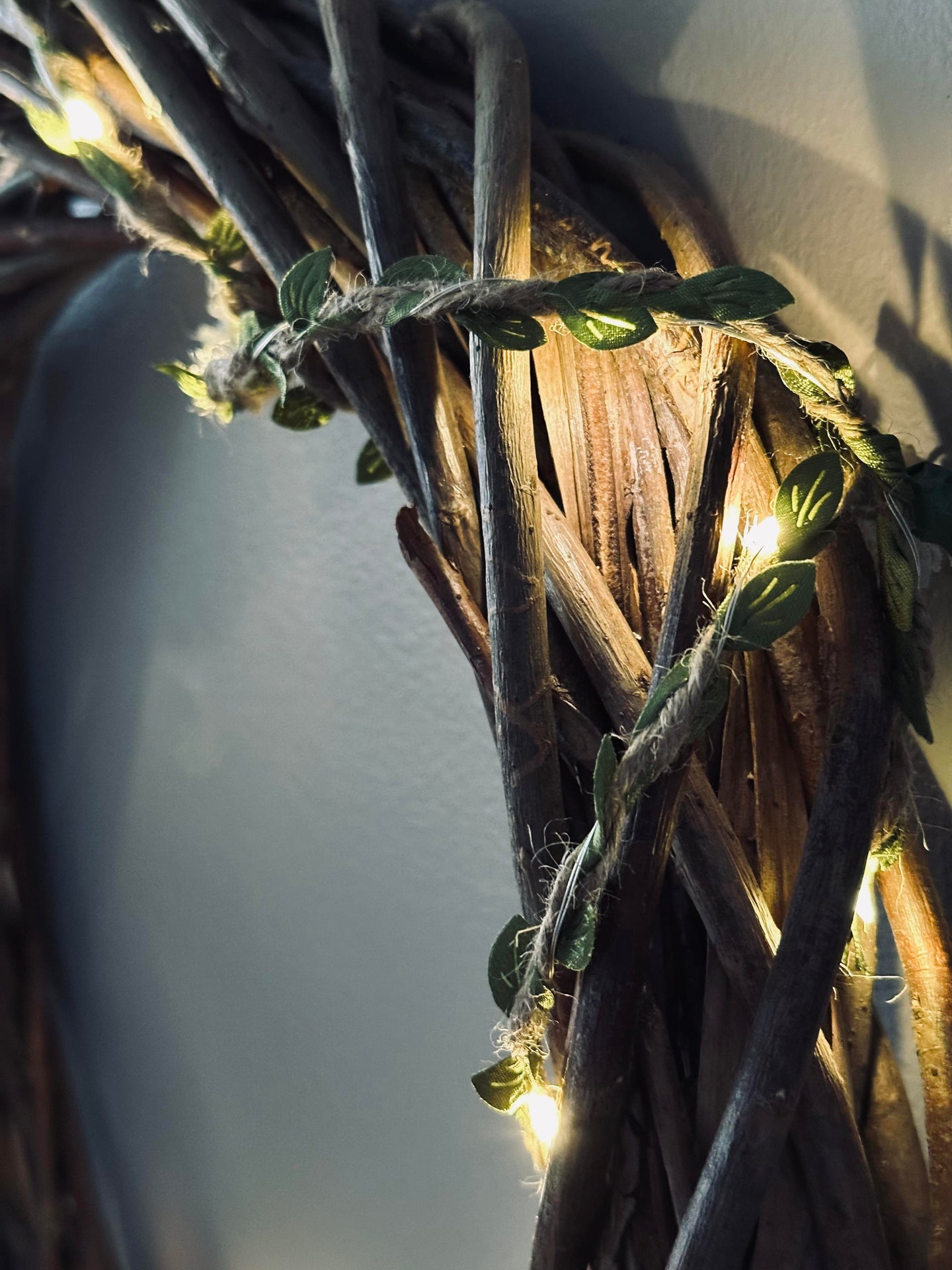 Ljusslinga med blad och blommor