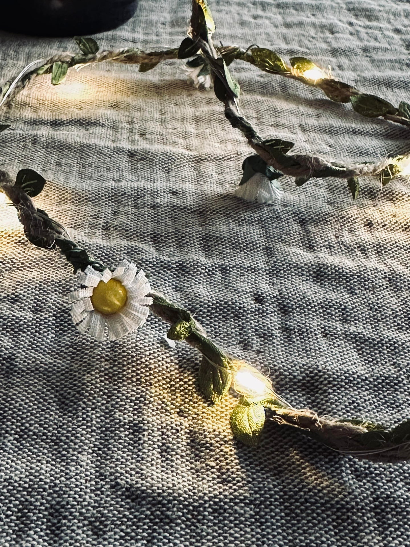 Ljusslinga med blad och blommor