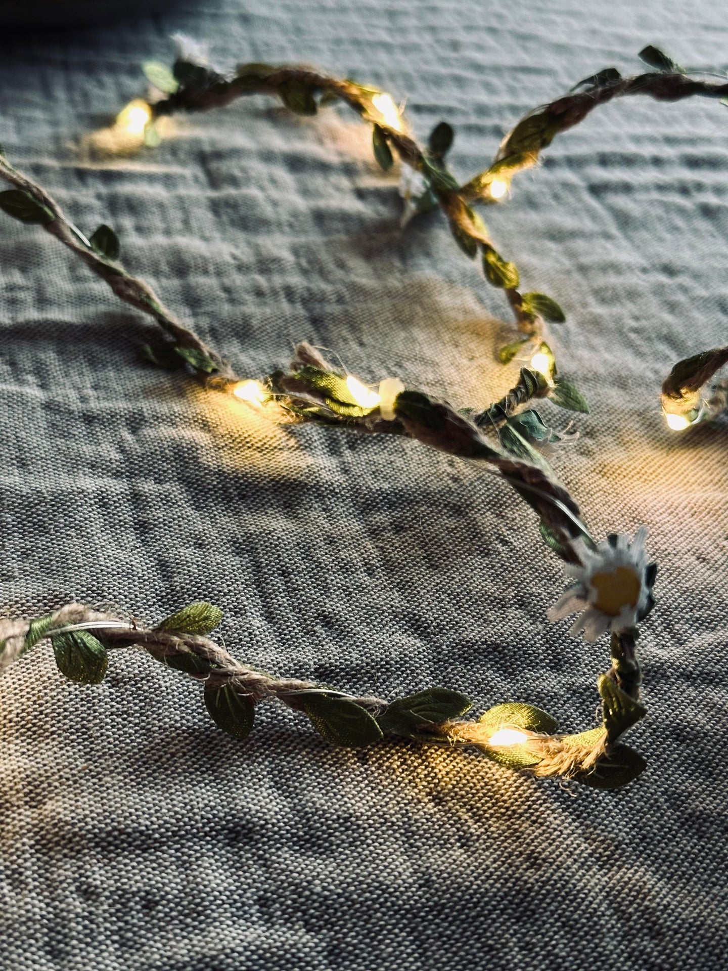 Ljusslinga med blad och blommor
