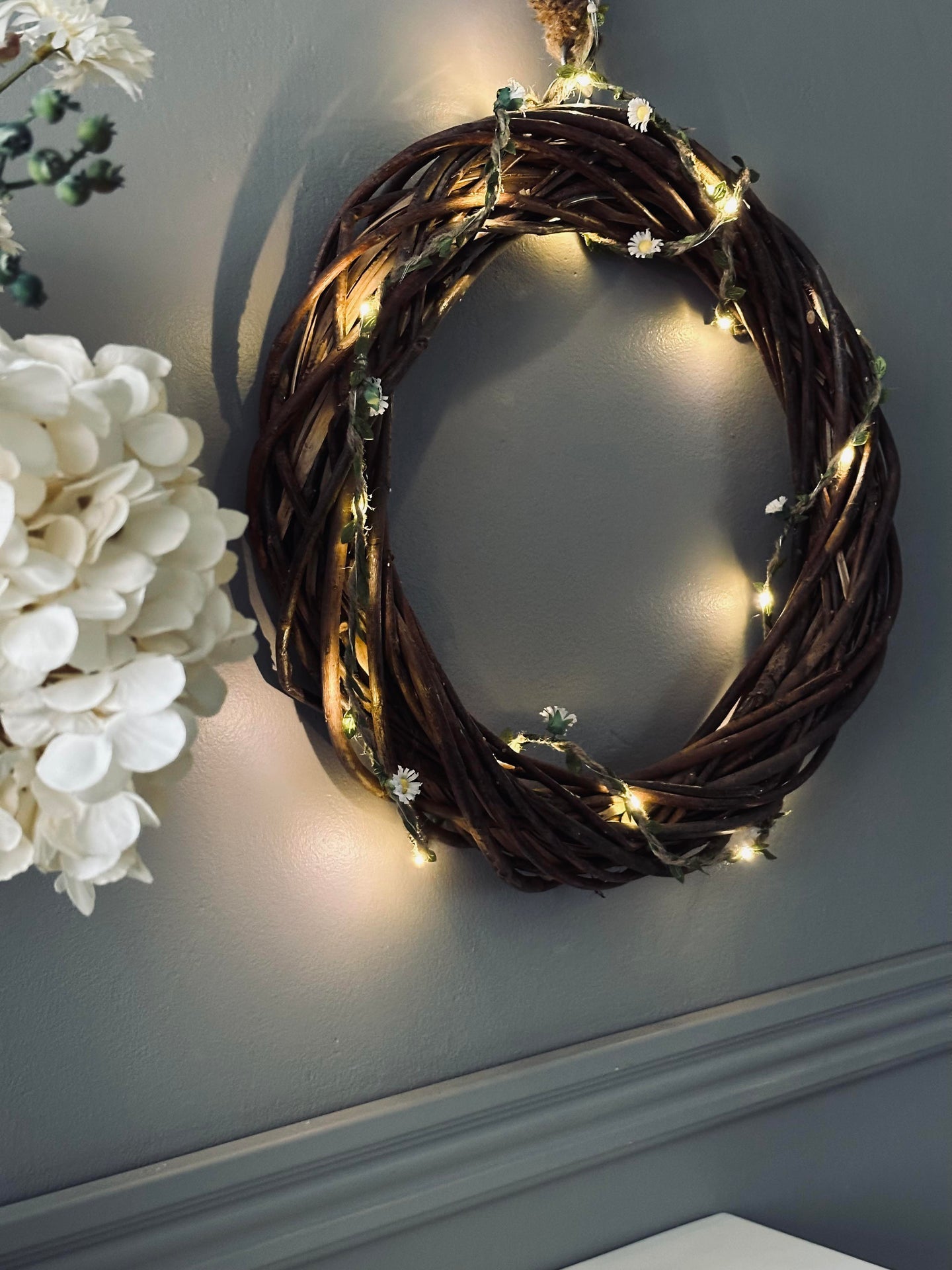 Ljusslinga med blad och blommor