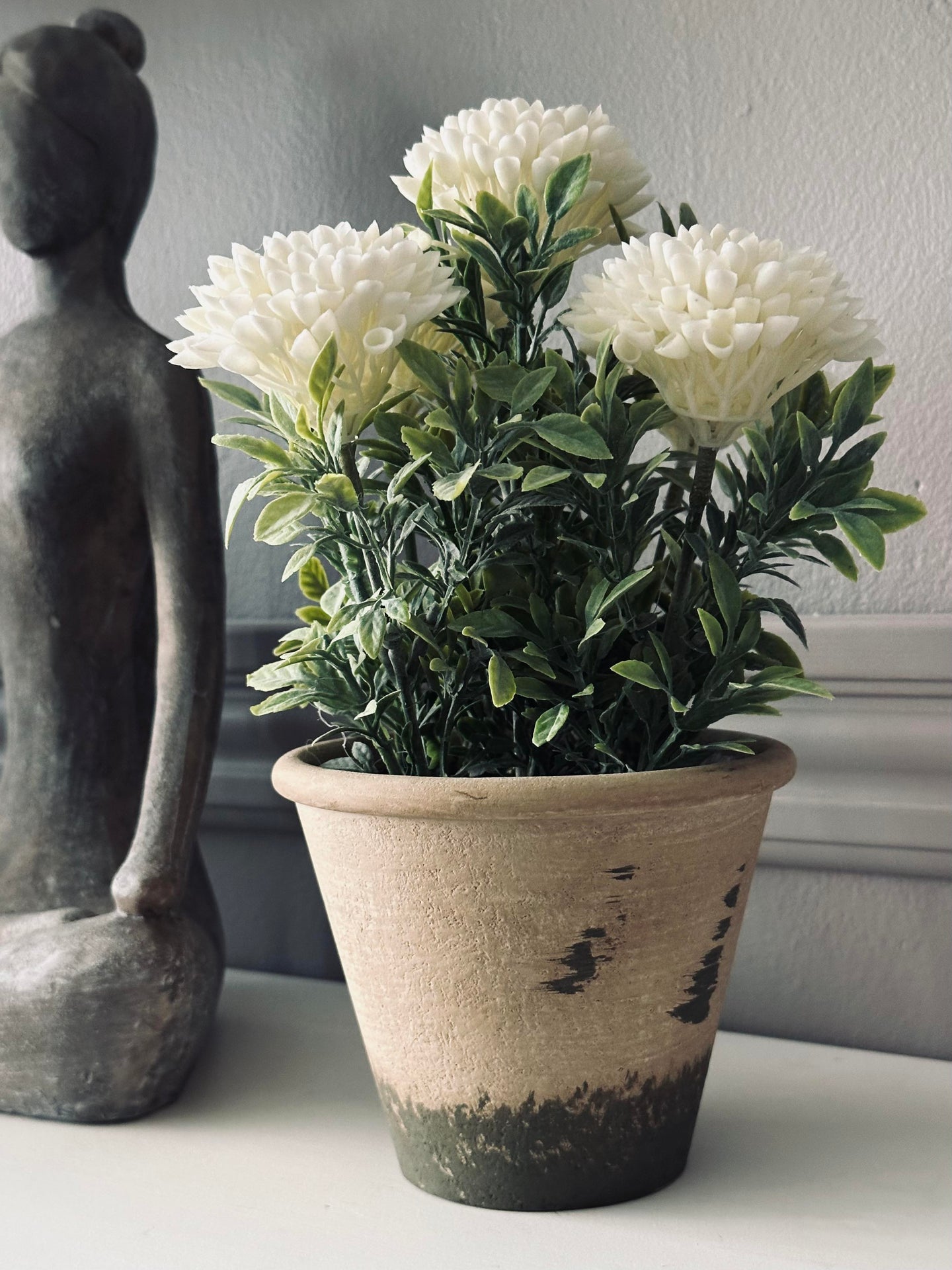 Blomma i rustik kruka - Vit