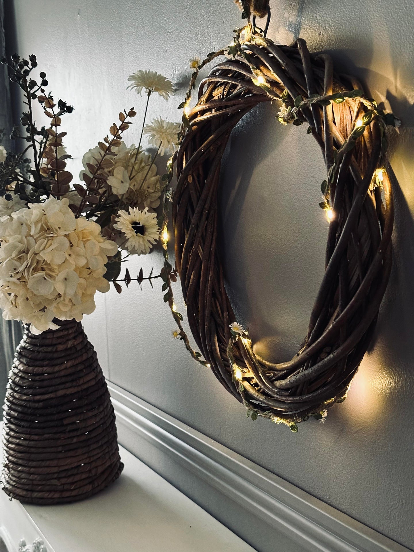 Ljusslinga med blad och blommor