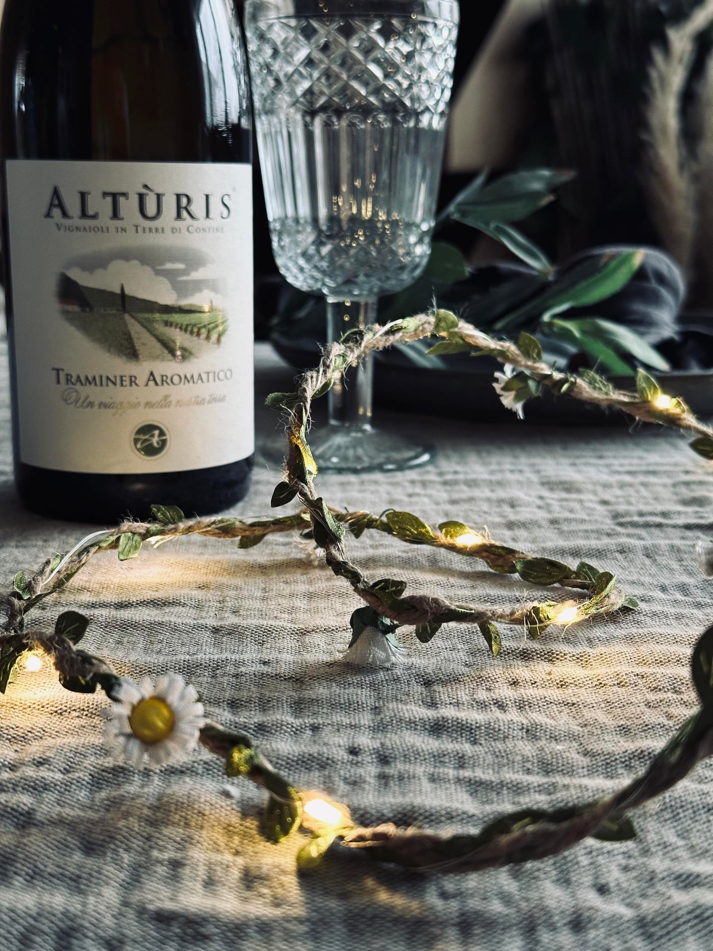 Ljusslinga med blad och blommor