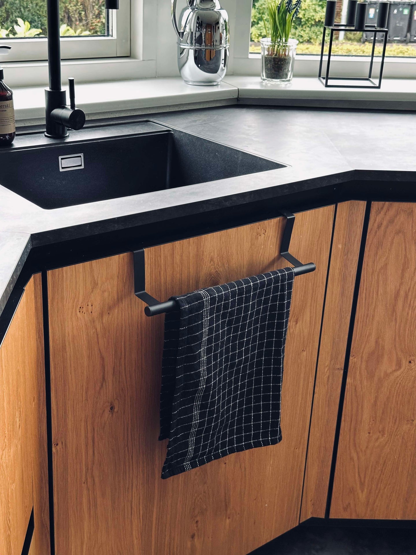 Upphängning för dörr eller skåplucka