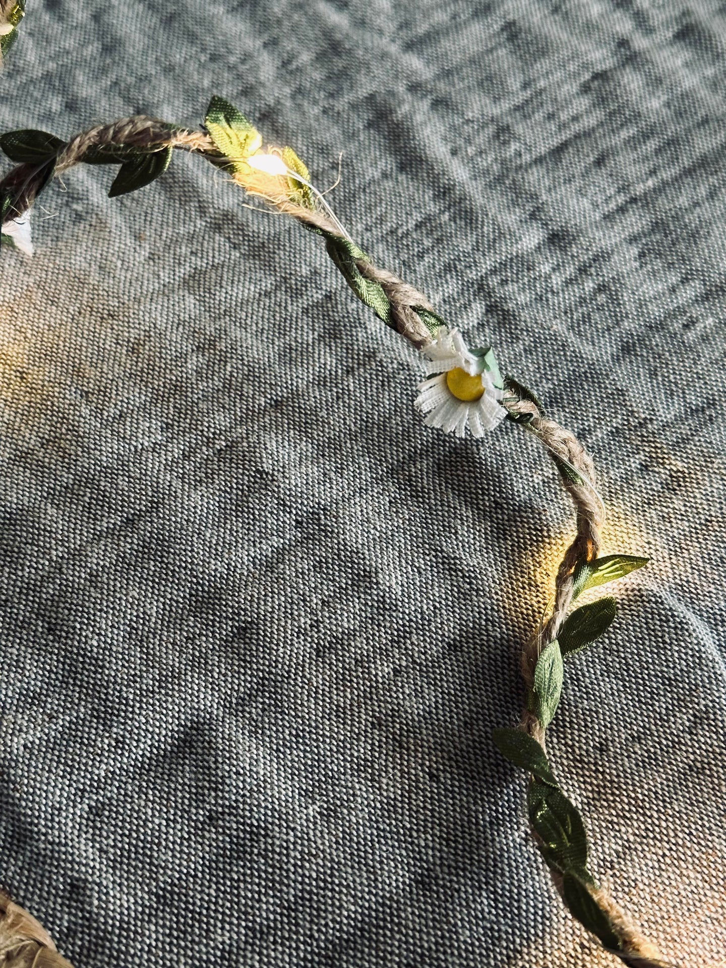 Ljusslinga med blad och blommor