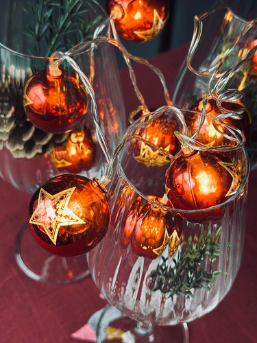 Ljusslinga med små julkulor