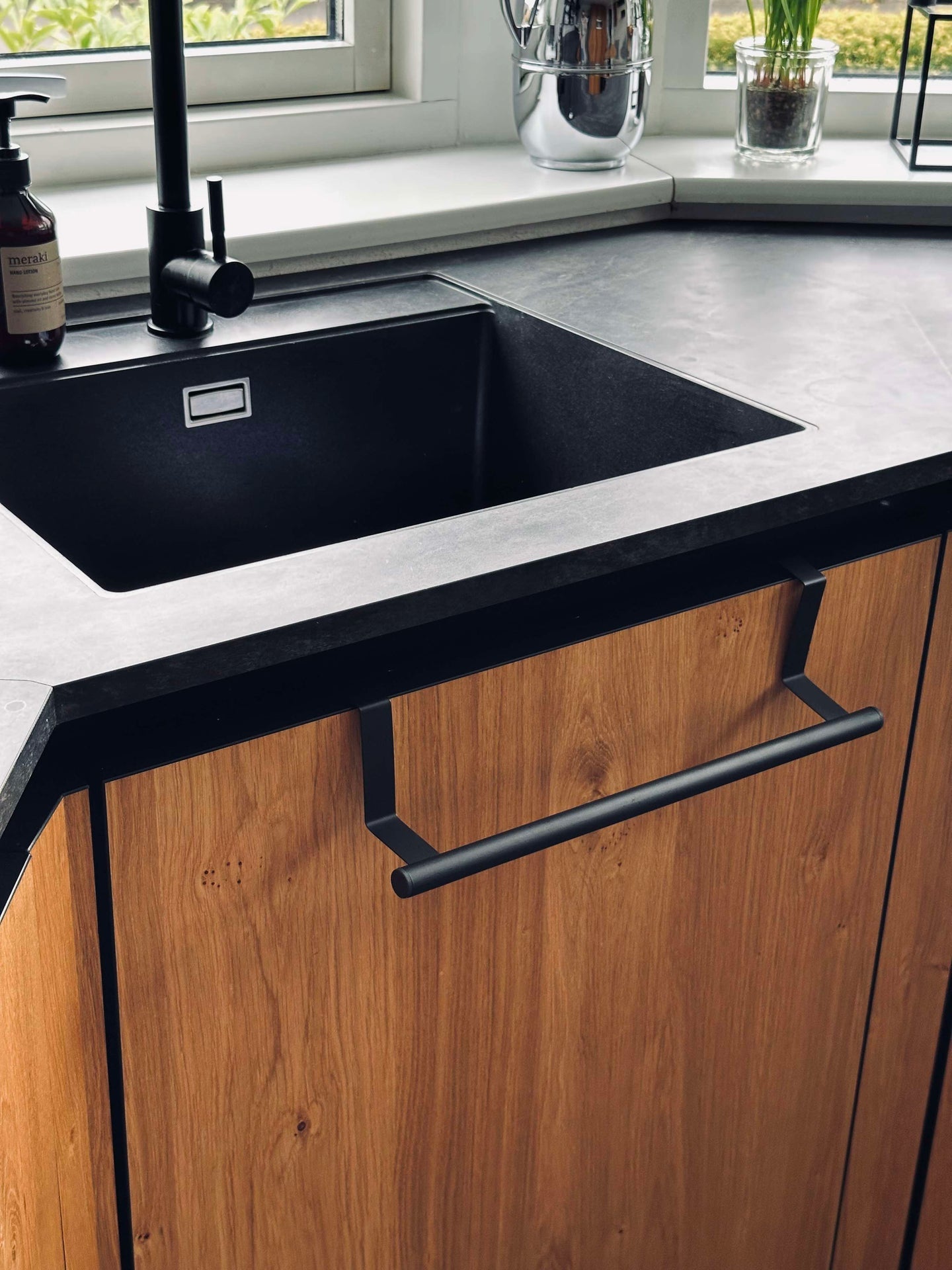 Upphängning för dörr eller skåplucka