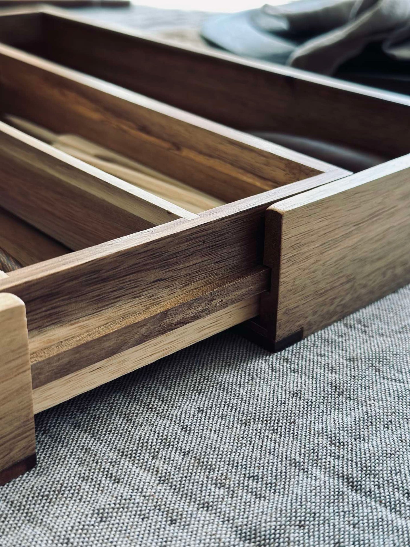 Besticklåda i Akaciaträ - Justerbar