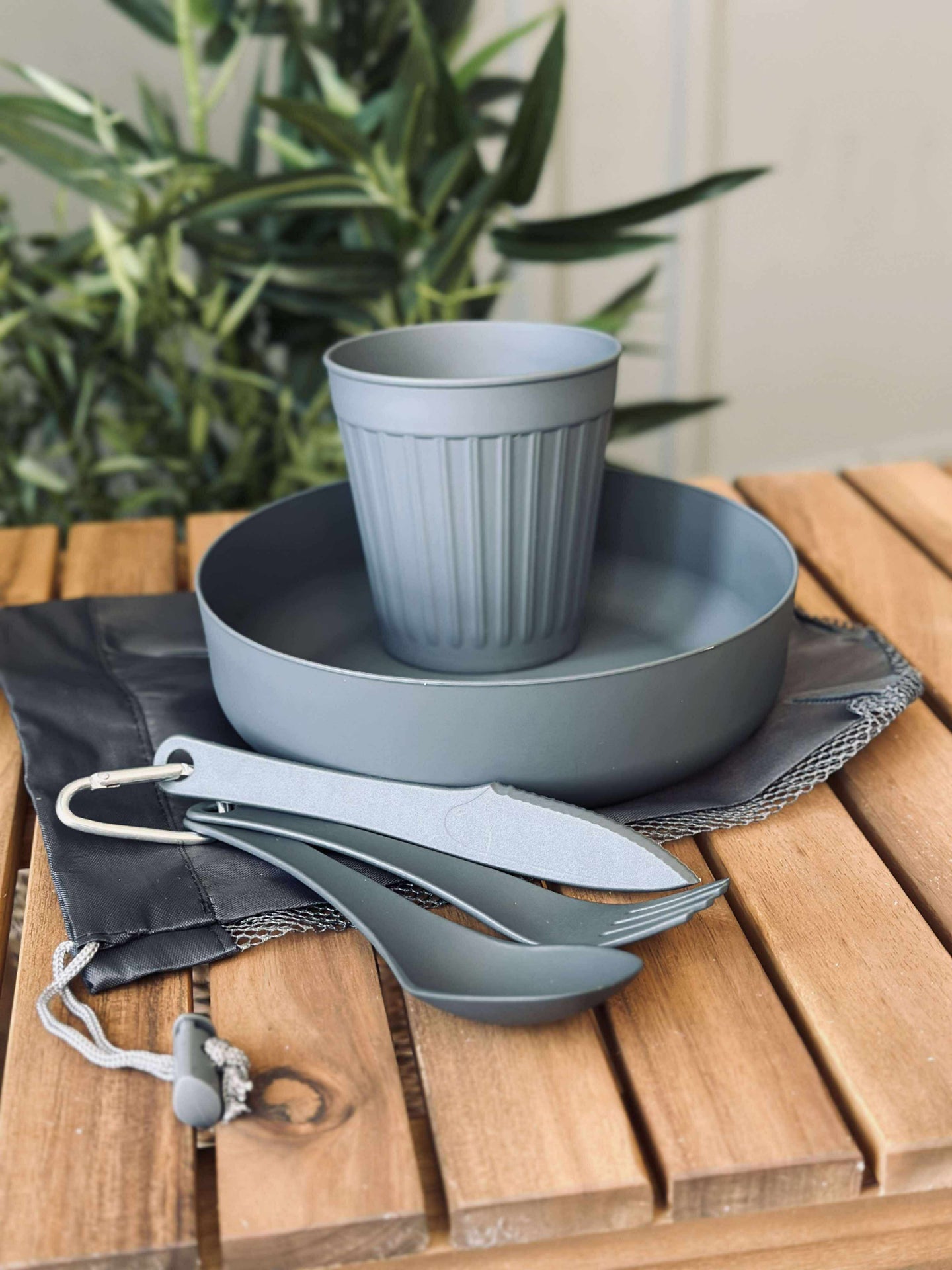 Bestick, skål och kopp för uteliv