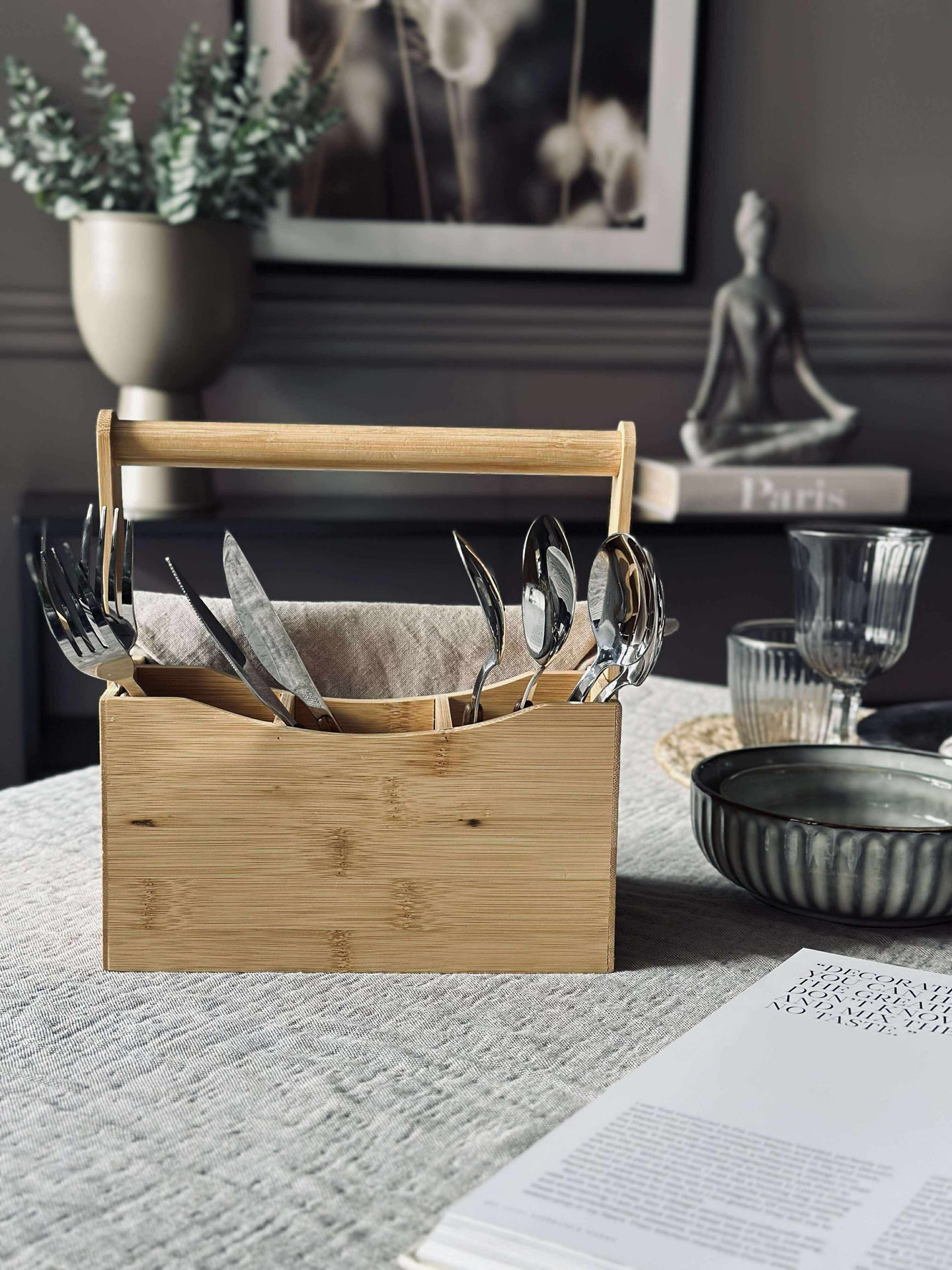 Låda med fack och handtag