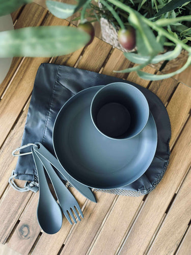 Bestick, skål och kopp för uteliv