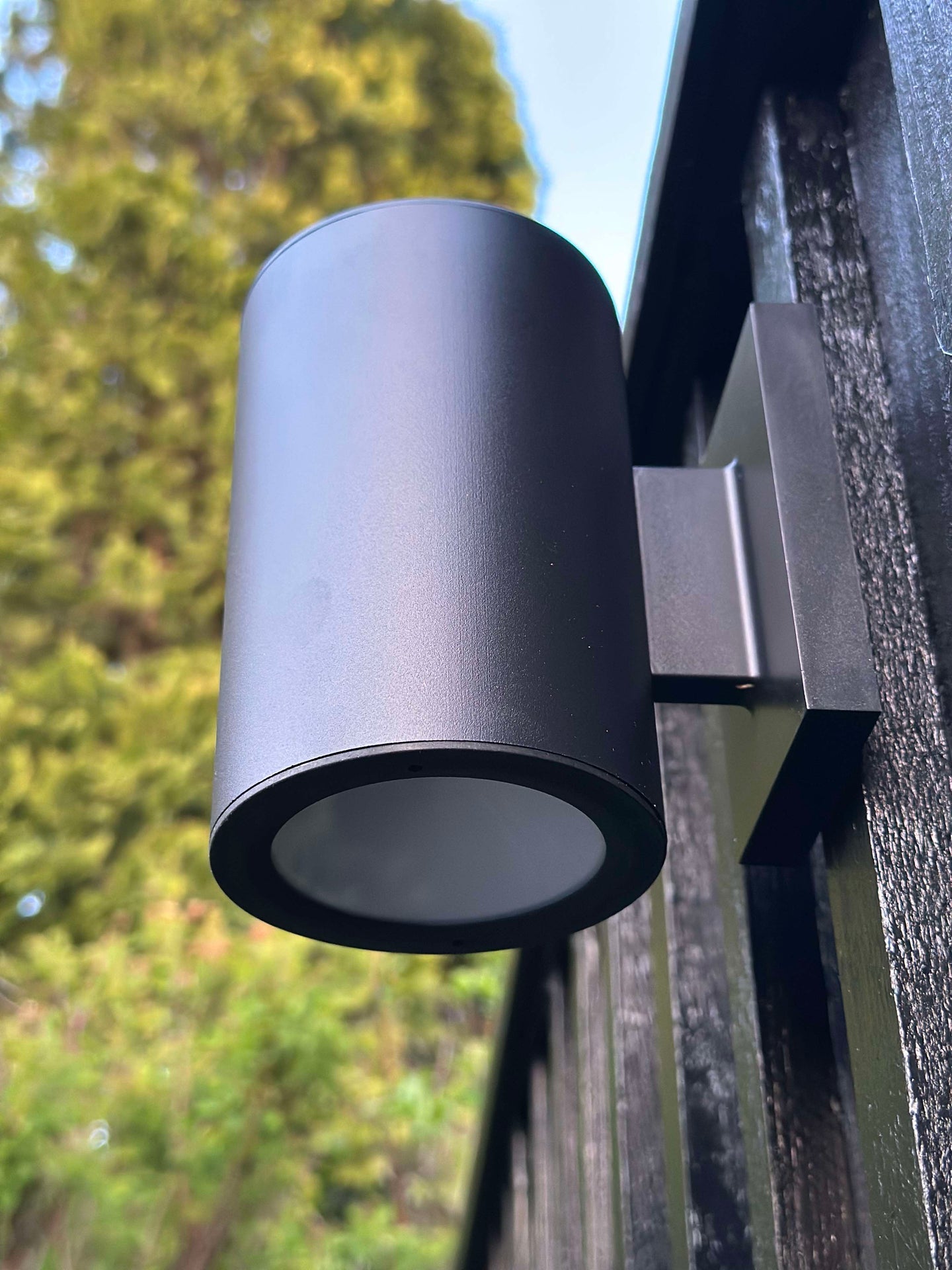 Vägglampa med solceller
