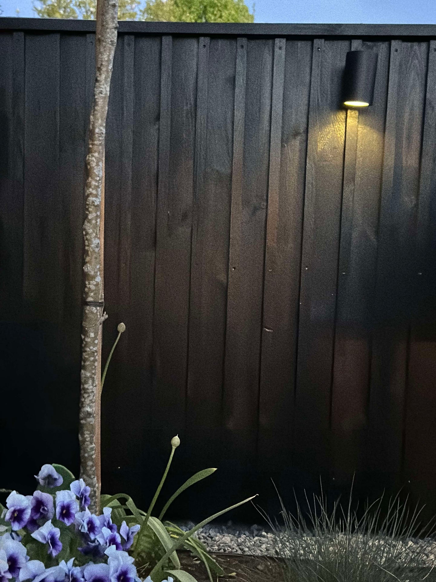 Vägglampa med solceller