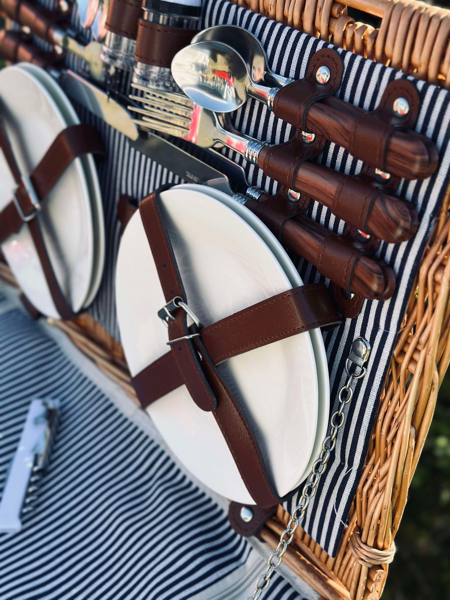 Picknickkorg med innehåll för 4 personer - DELUXE