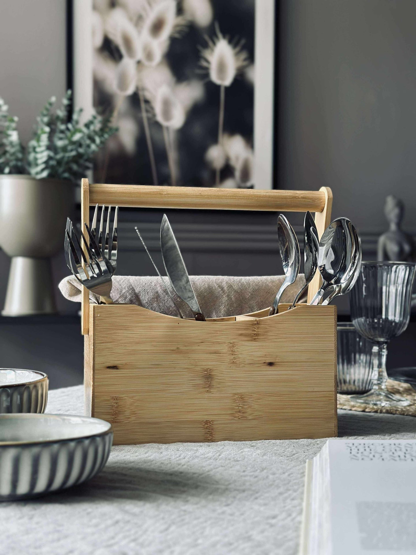 Låda med fack och handtag