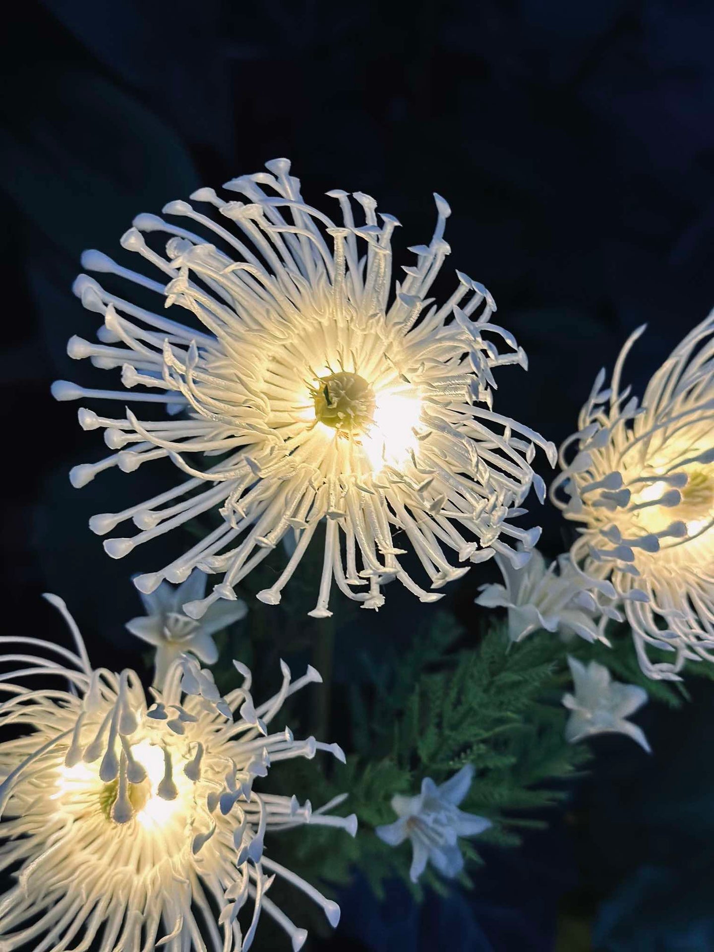 Blomma med solceller - Spider Lili vit