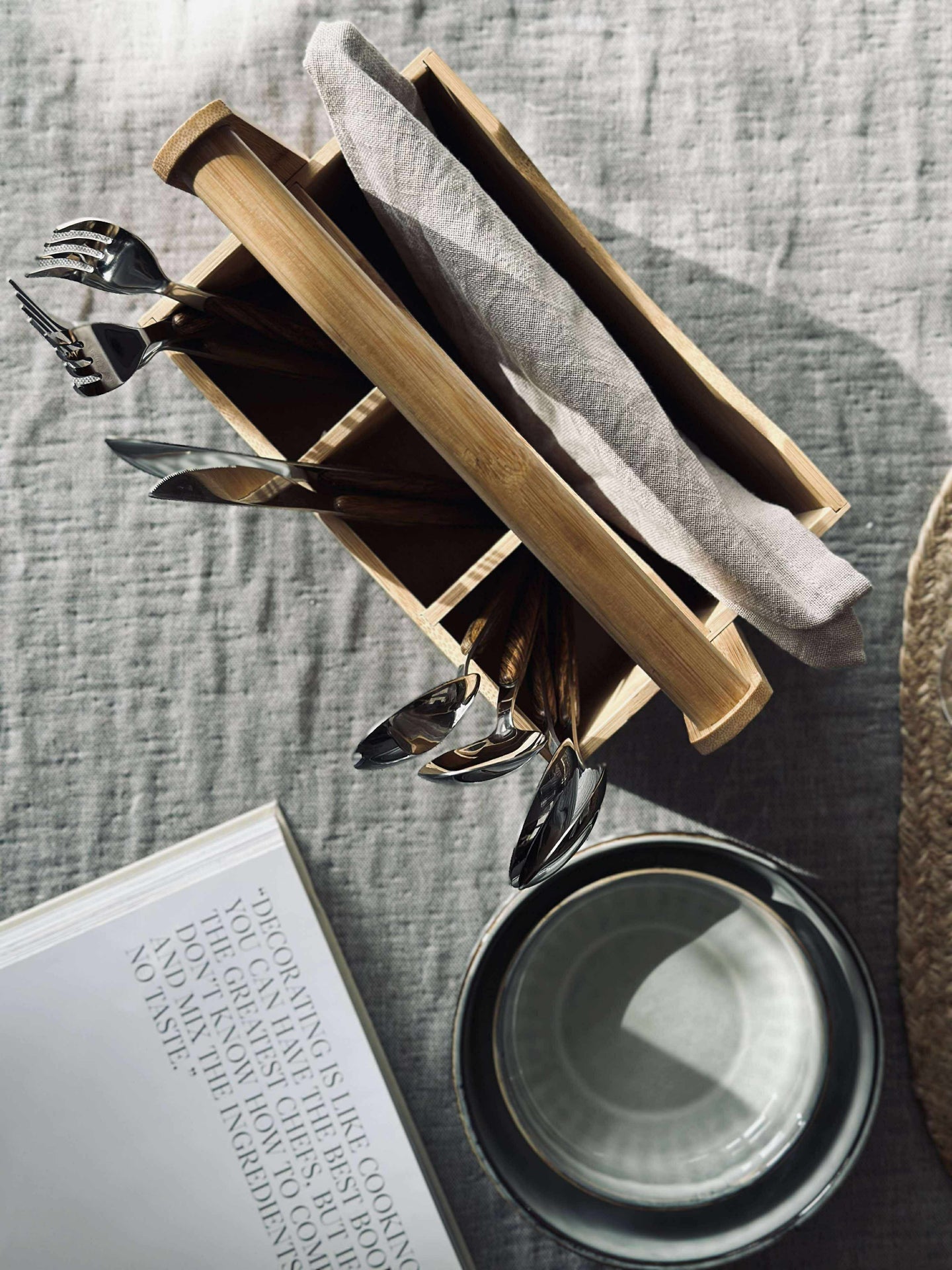 Låda med fack och handtag