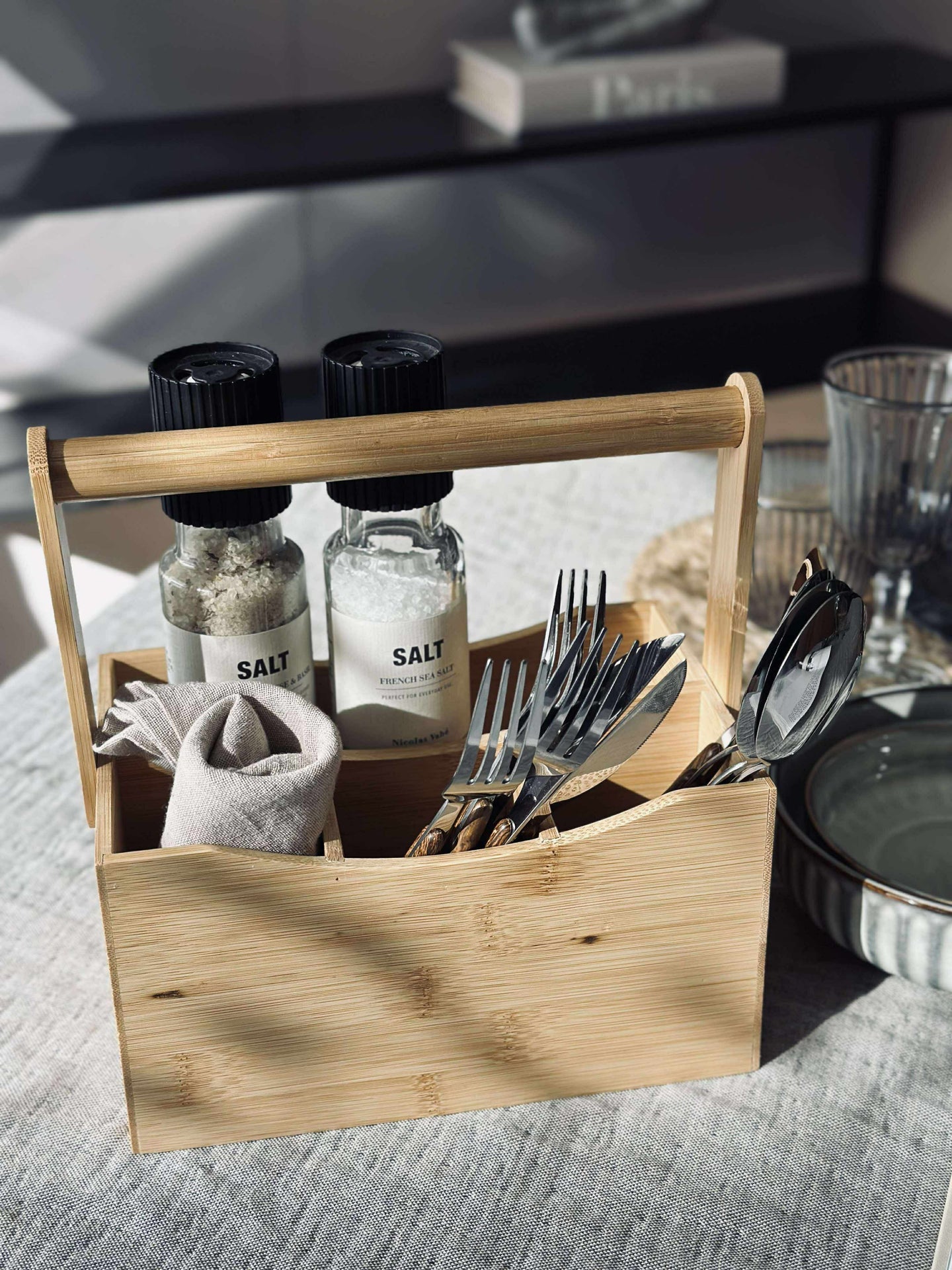 Låda med fack och handtag