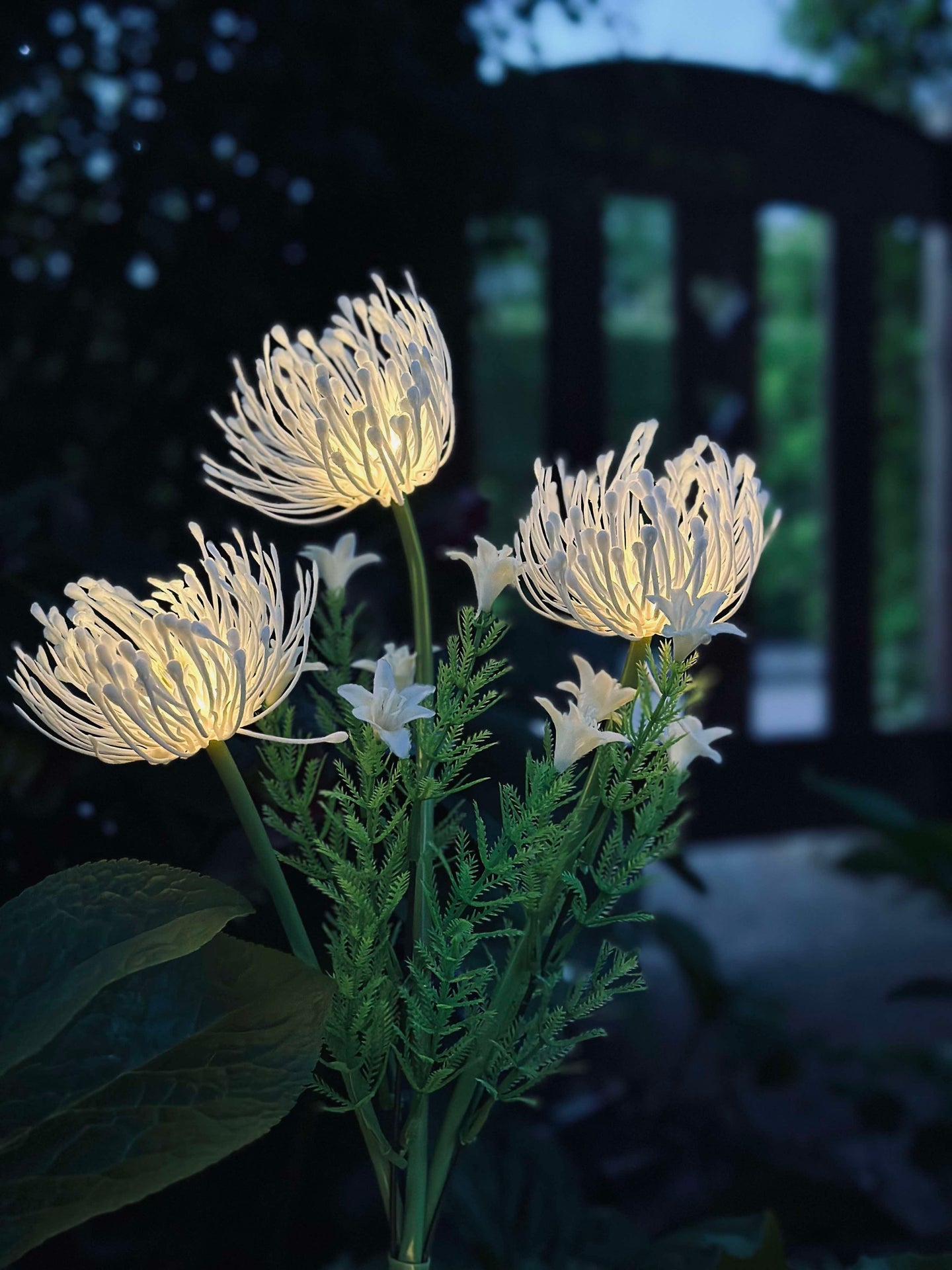 Blomma med solceller - Spider Lili vit