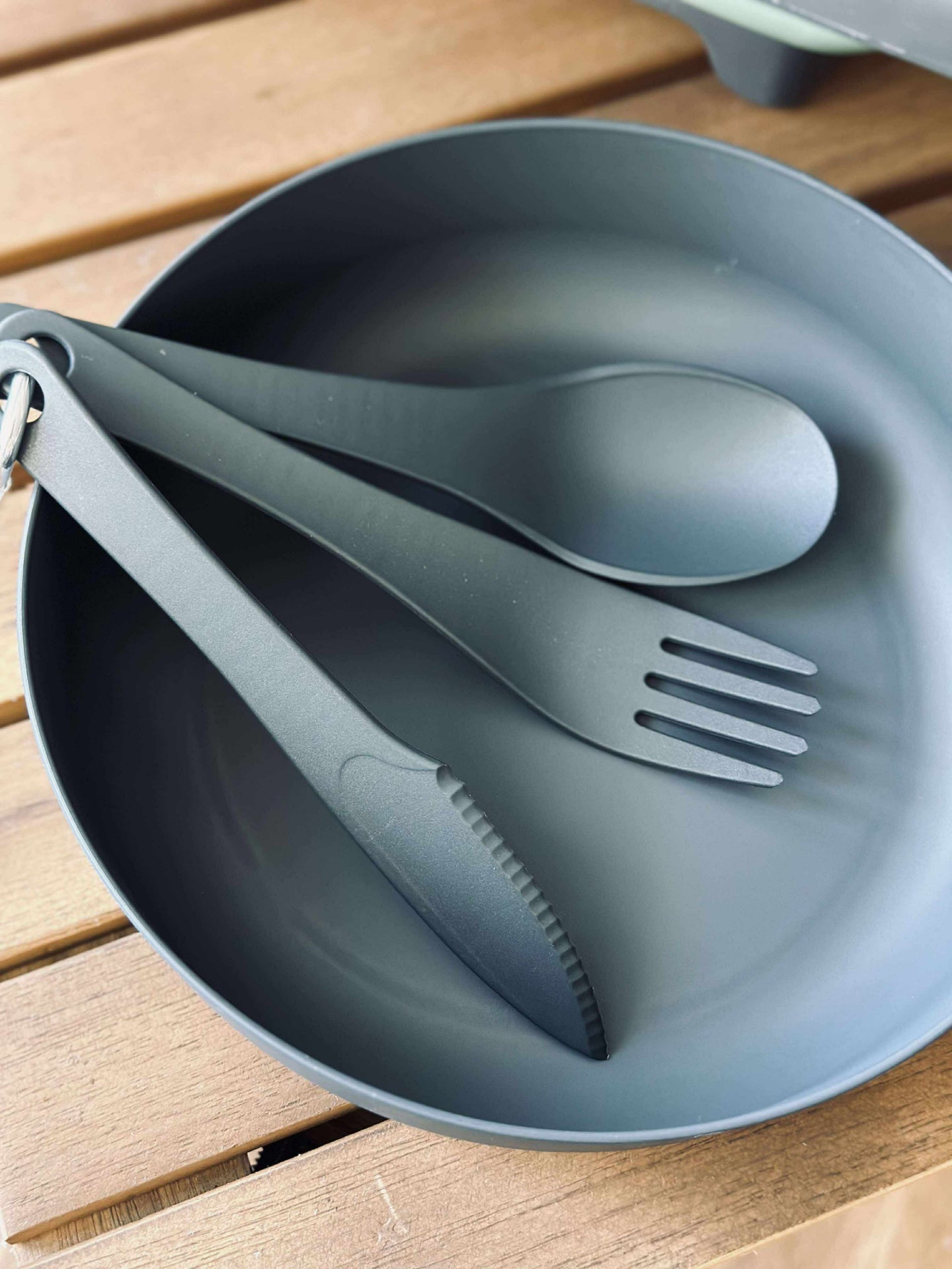 Bestick, skål och kopp för uteliv