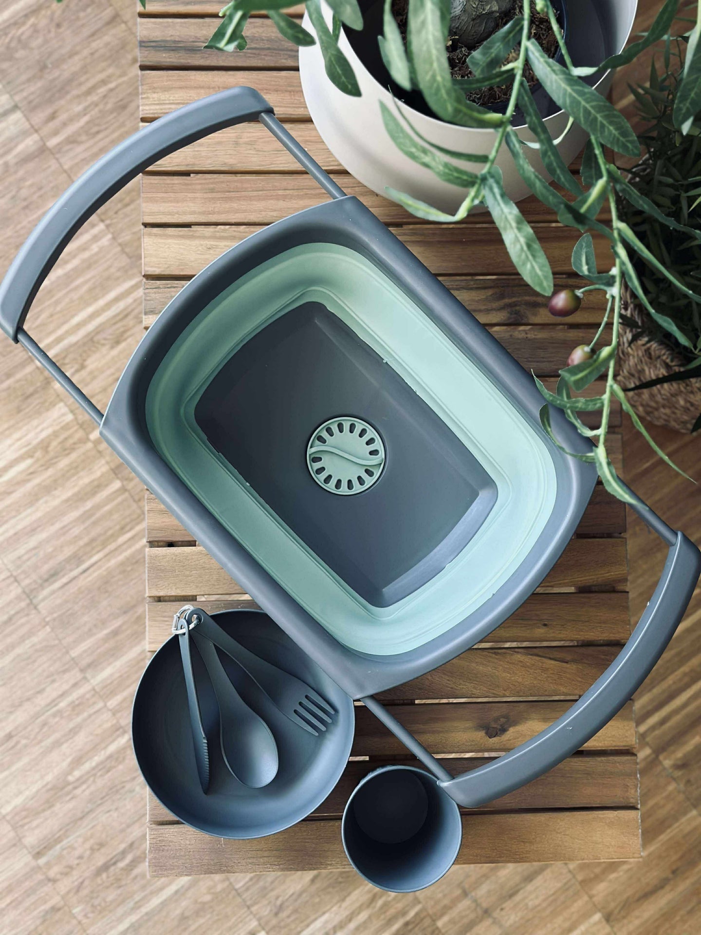 Bestick, skål och kopp för uteliv