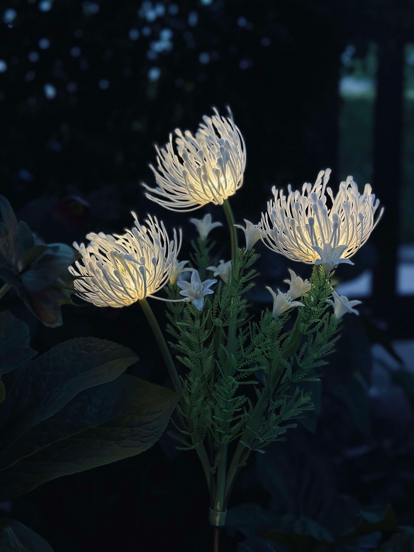 Blomma med solceller - Spider Lili vit