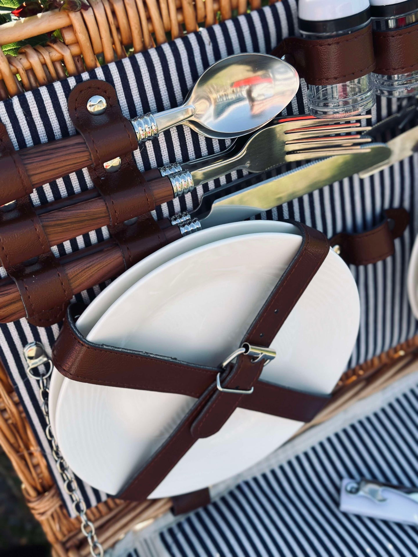 Picknickkorg med innehåll för 4 personer - DELUXE