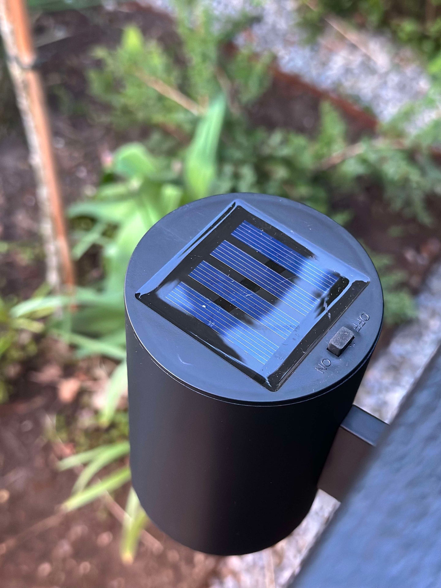 Vägglampa med solceller