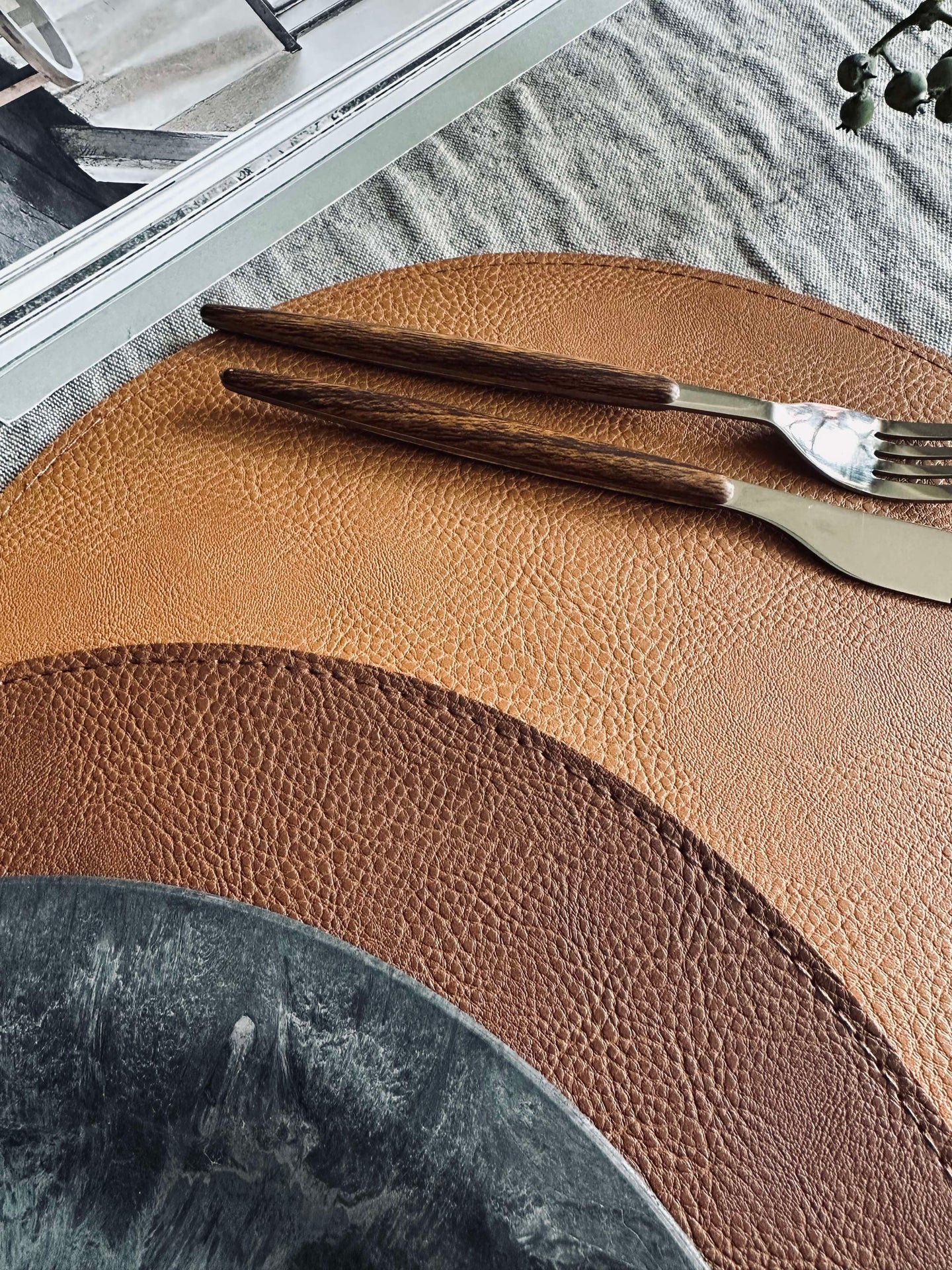 Vändbar bordstablett - Konjak / natur