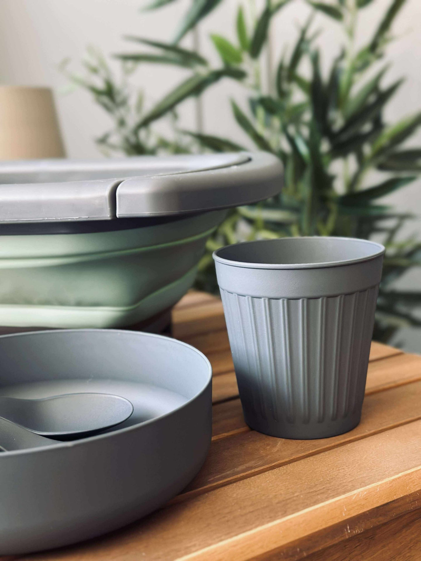 Bestick, skål och kopp för uteliv