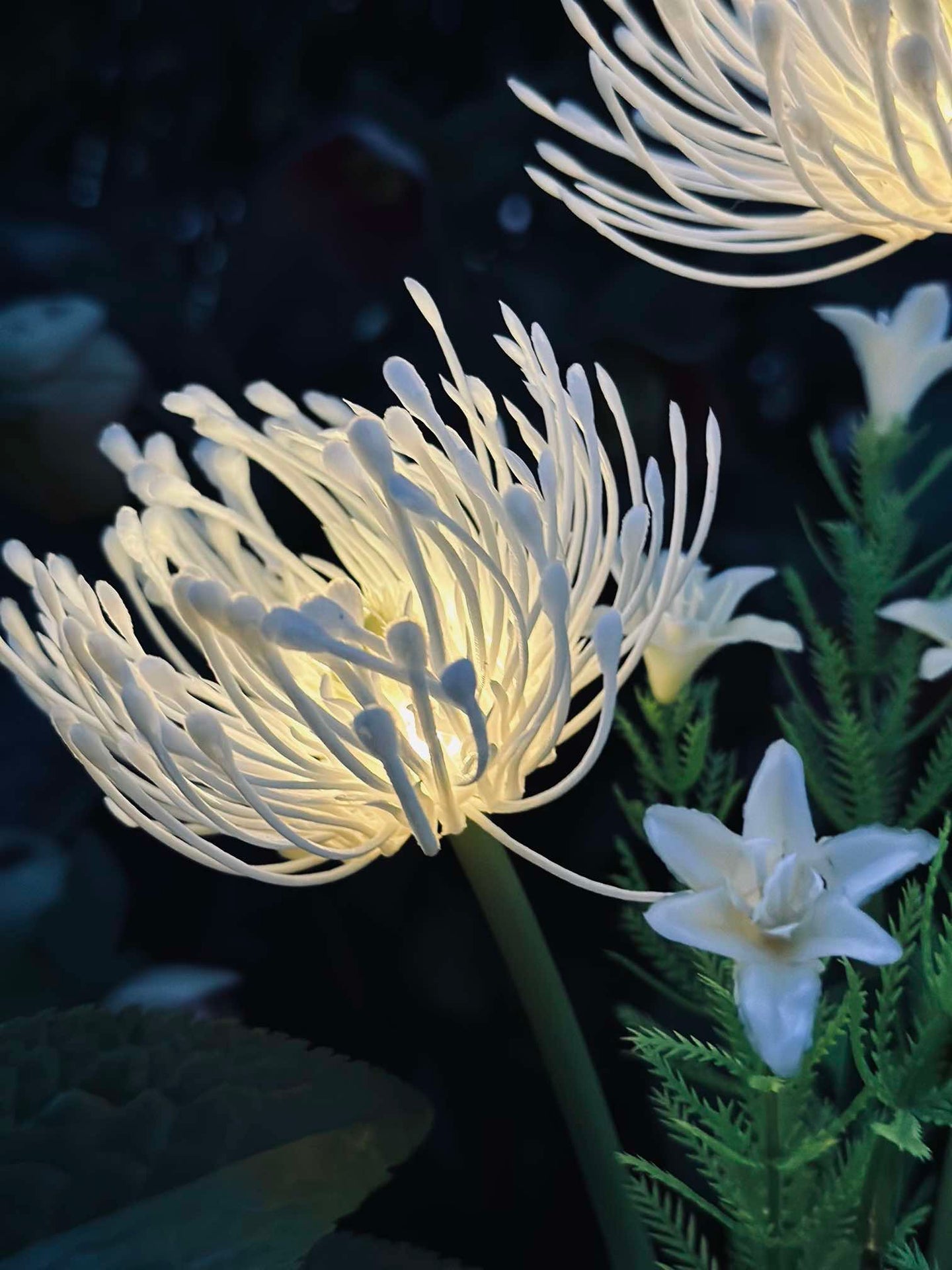 Blomma med solceller - Spider Lili vit