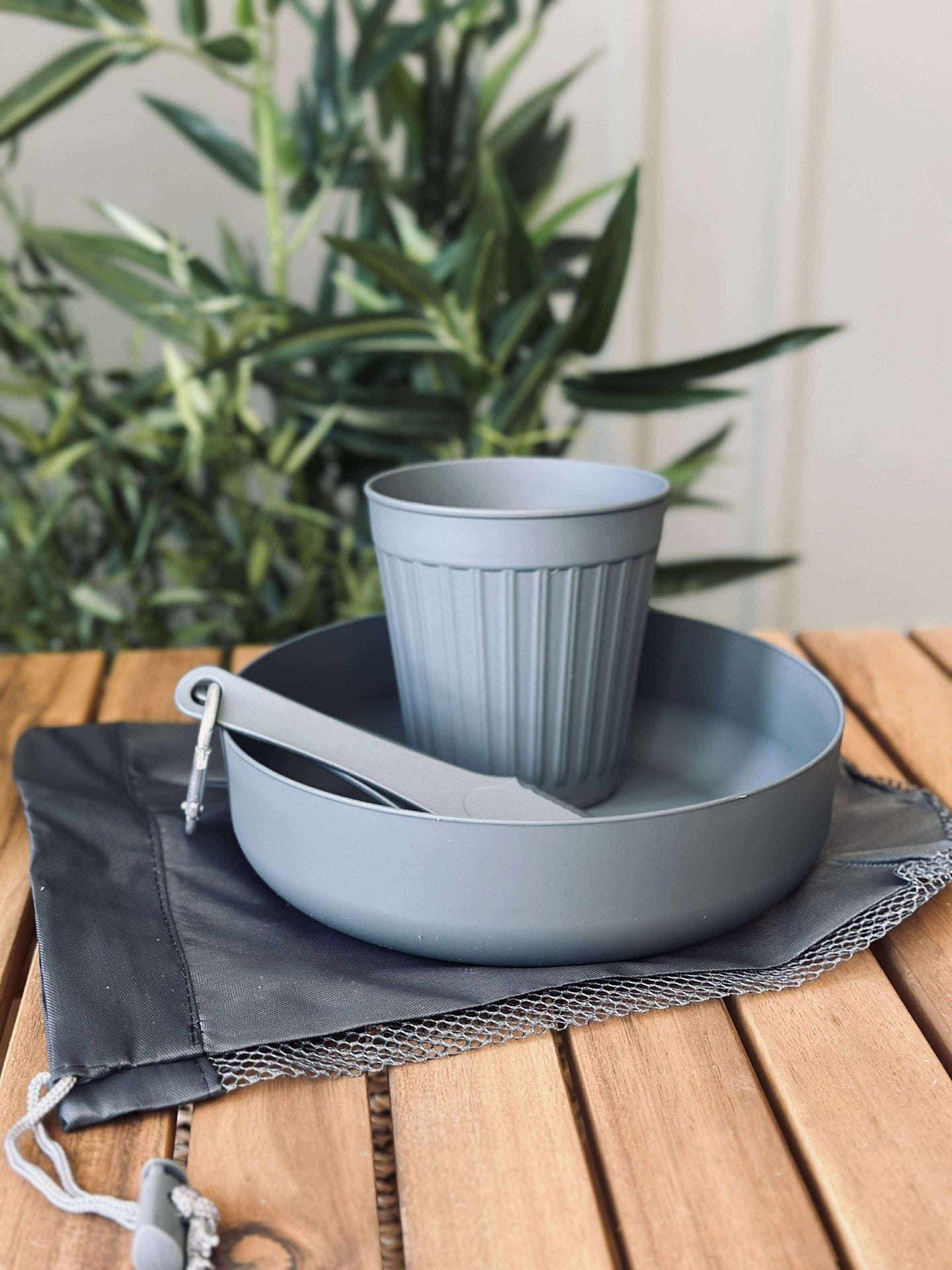 Bestick, skål och kopp för uteliv