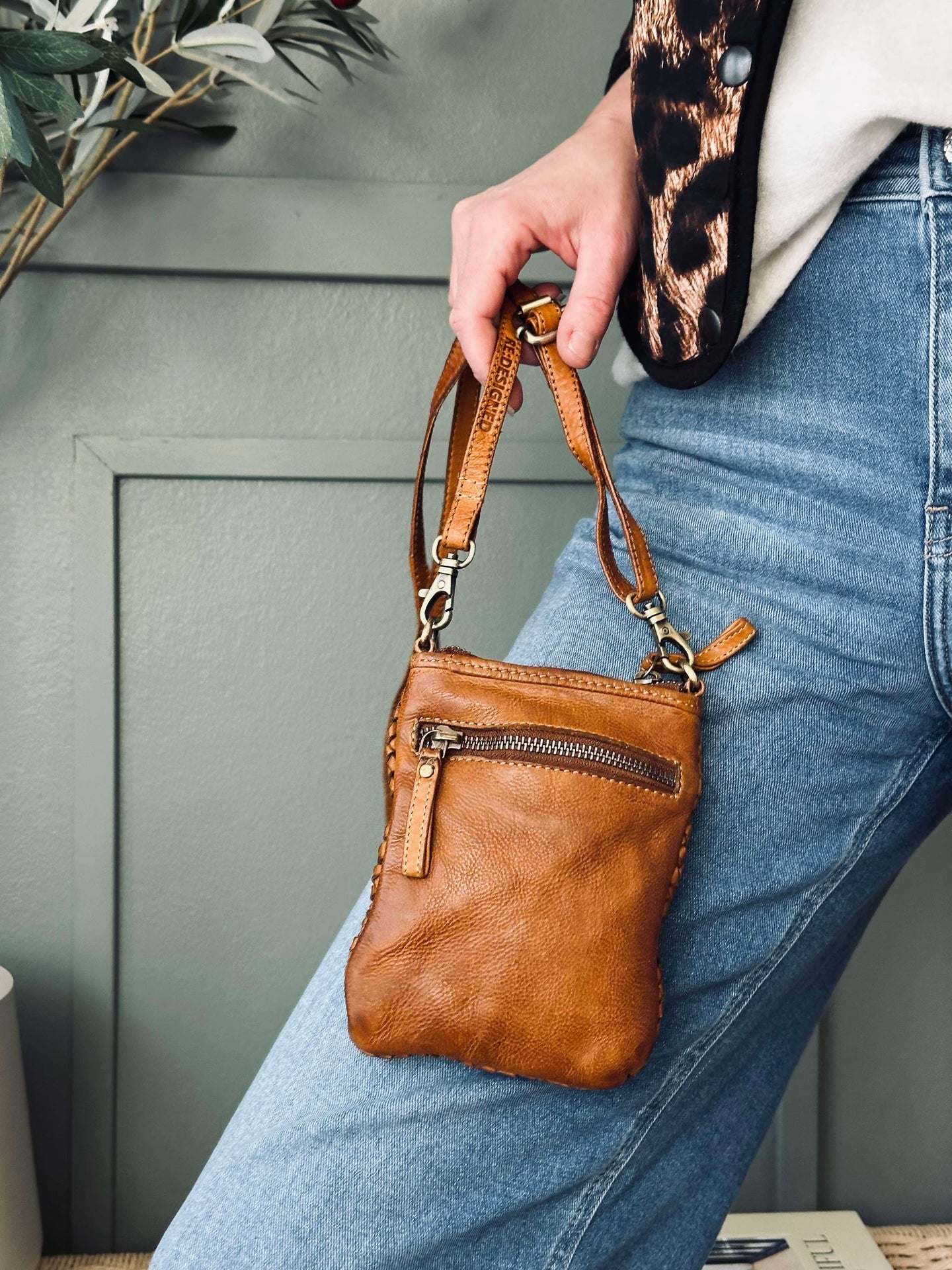 Crossover mobilväska - Miriam Cognac