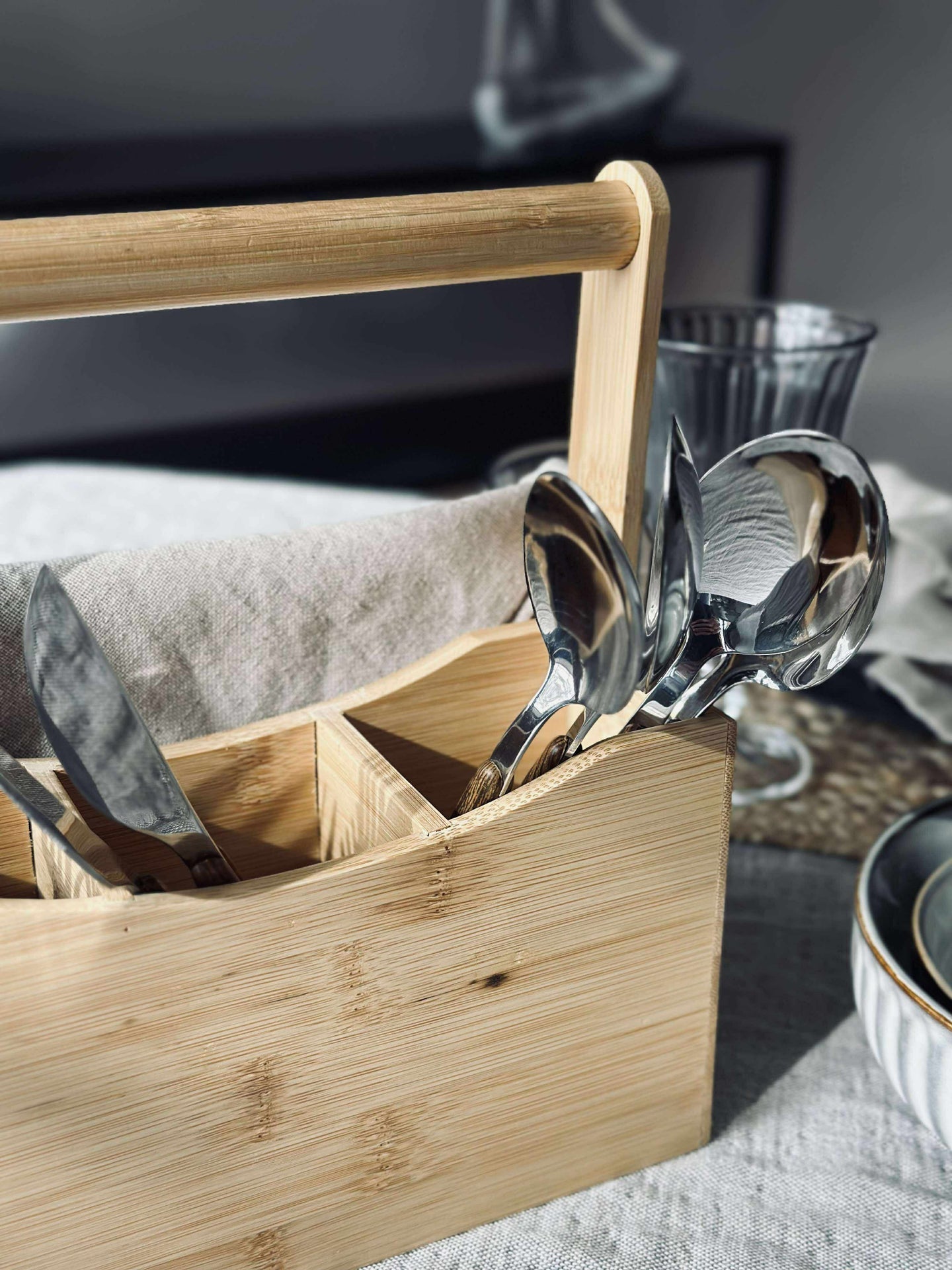 Låda med fack och handtag