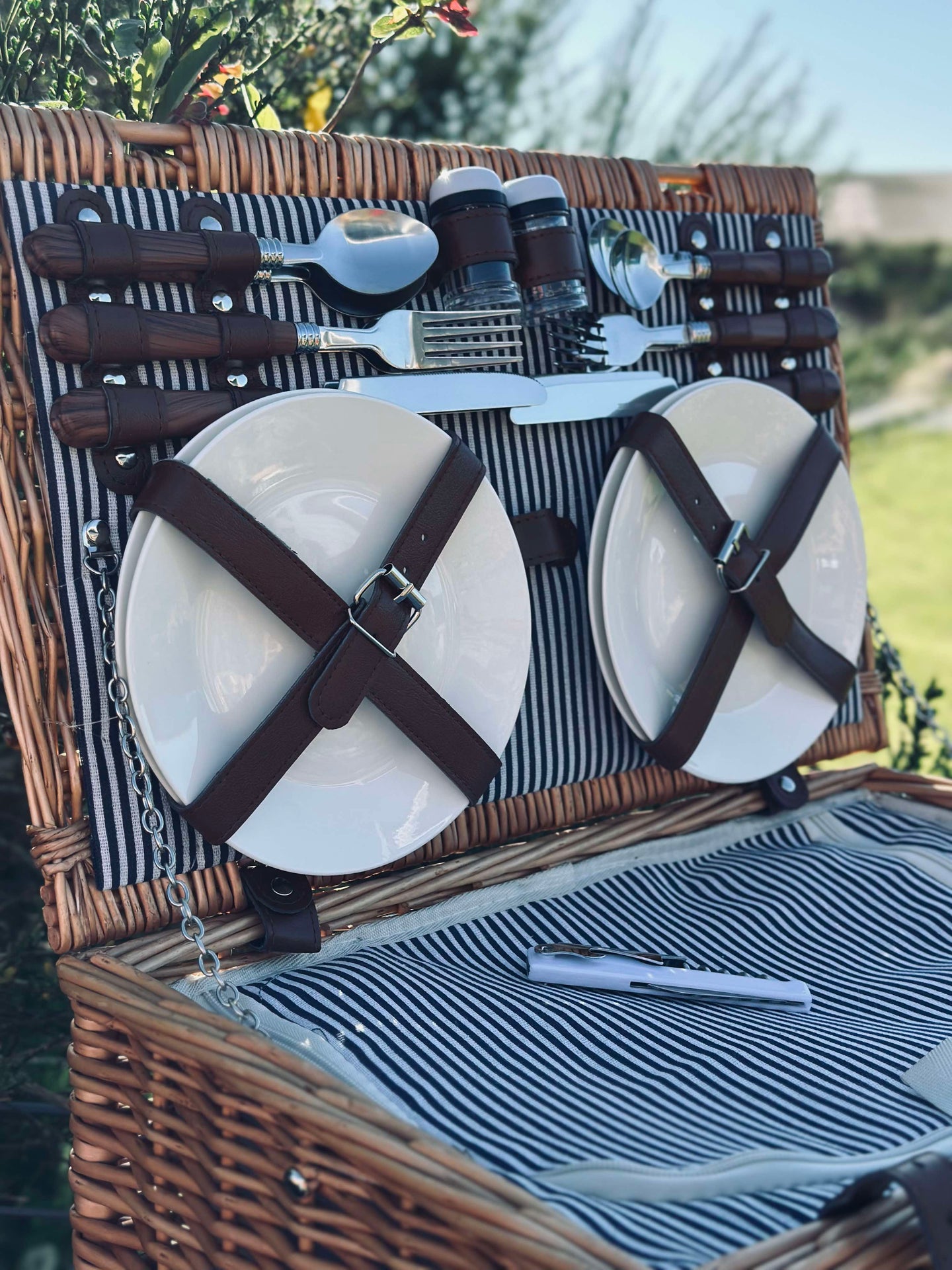 Picknickkorg med innehåll för 4 personer - DELUXE