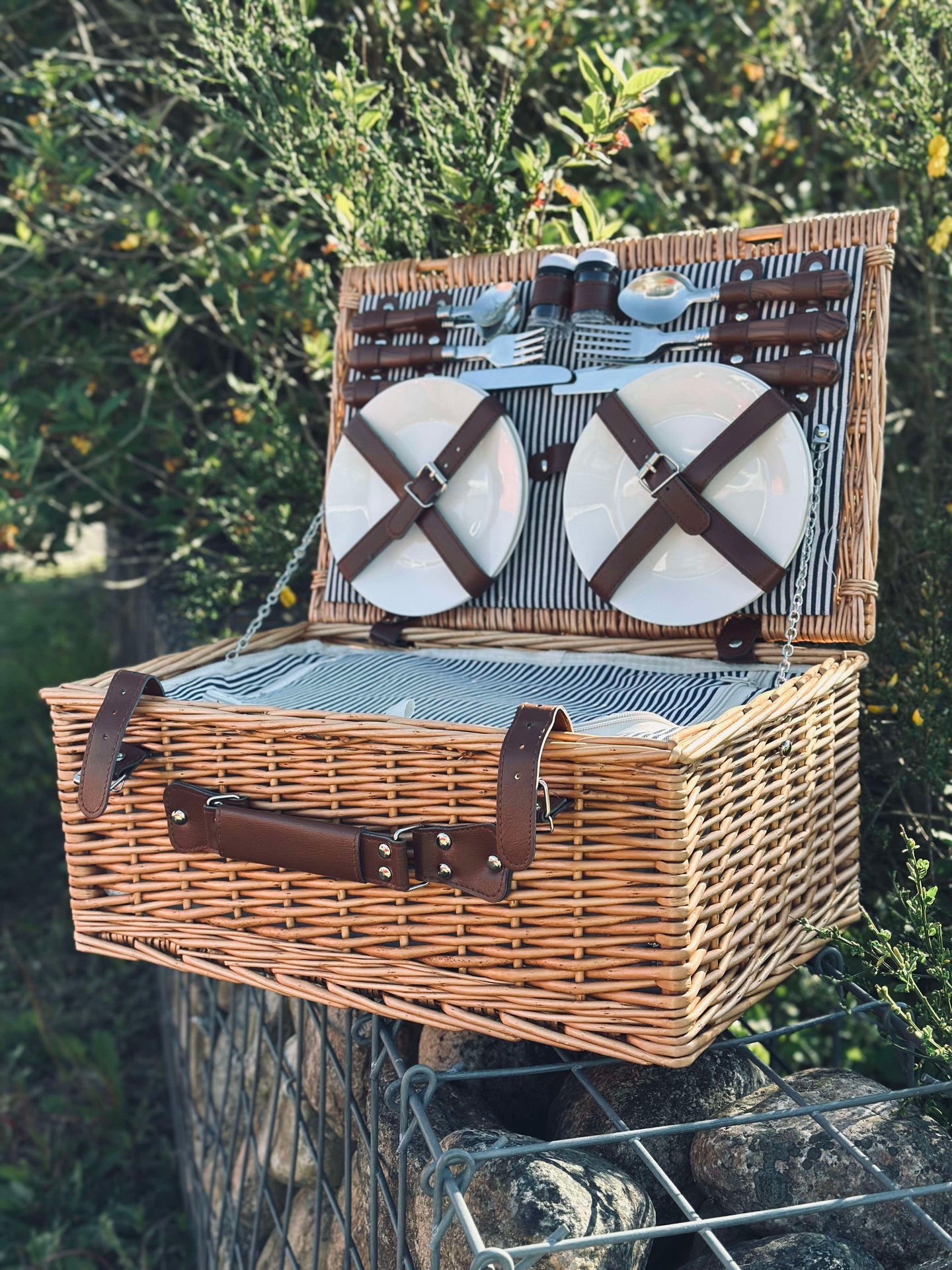 Picknickkorg med innehåll för 4 personer - DELUXE