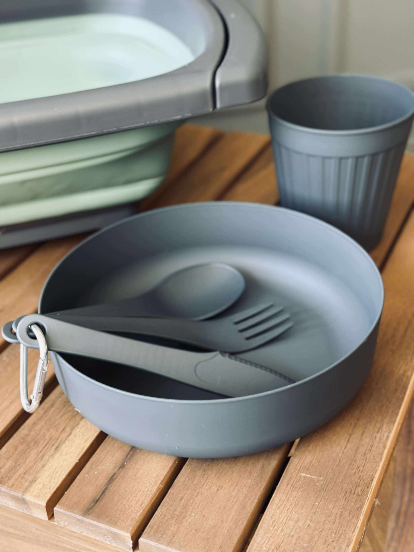 Bestick, skål och kopp för uteliv