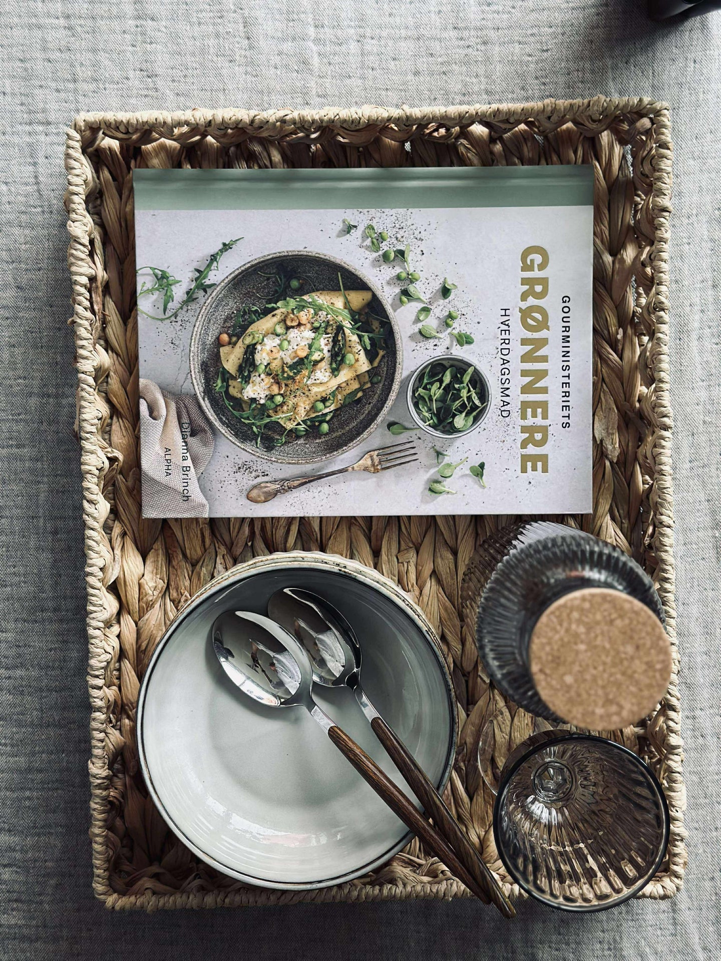 Bricka med kant i vattenhyacint 32cm