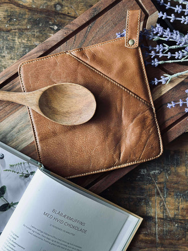 Grytlapp med ficka - Cognac läder