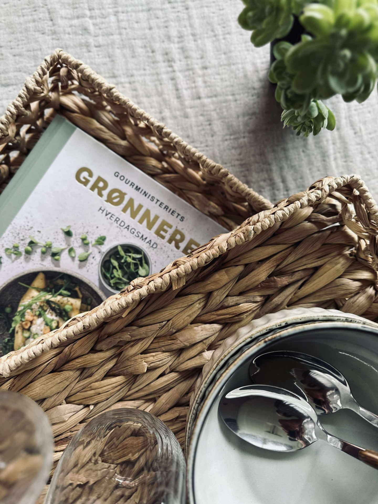 Bricka med kant i vattenhyacint 32cm