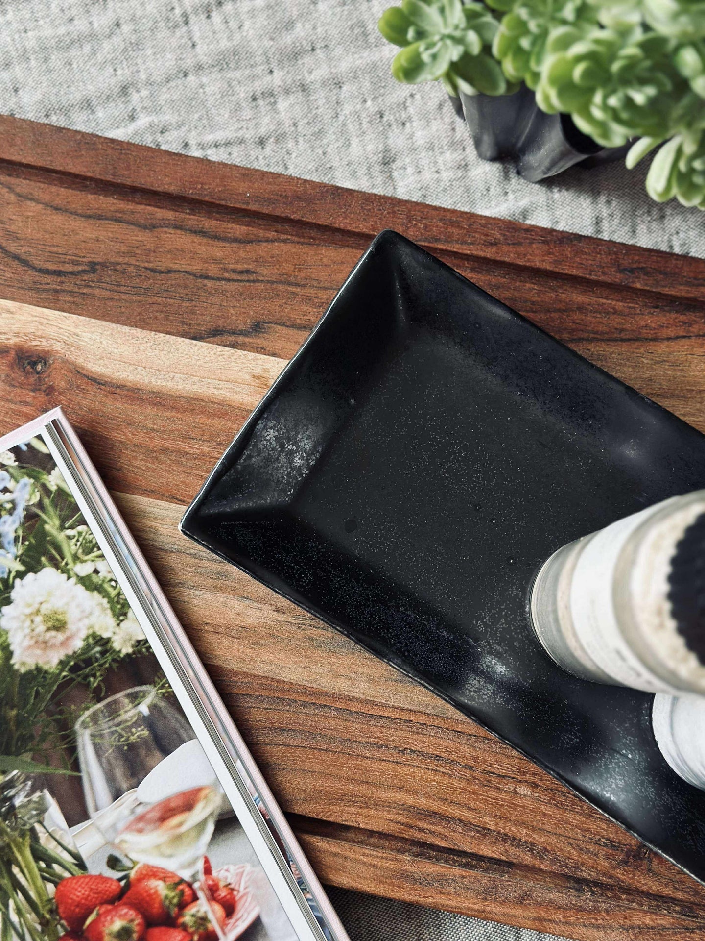 Fat i stengods – Svart