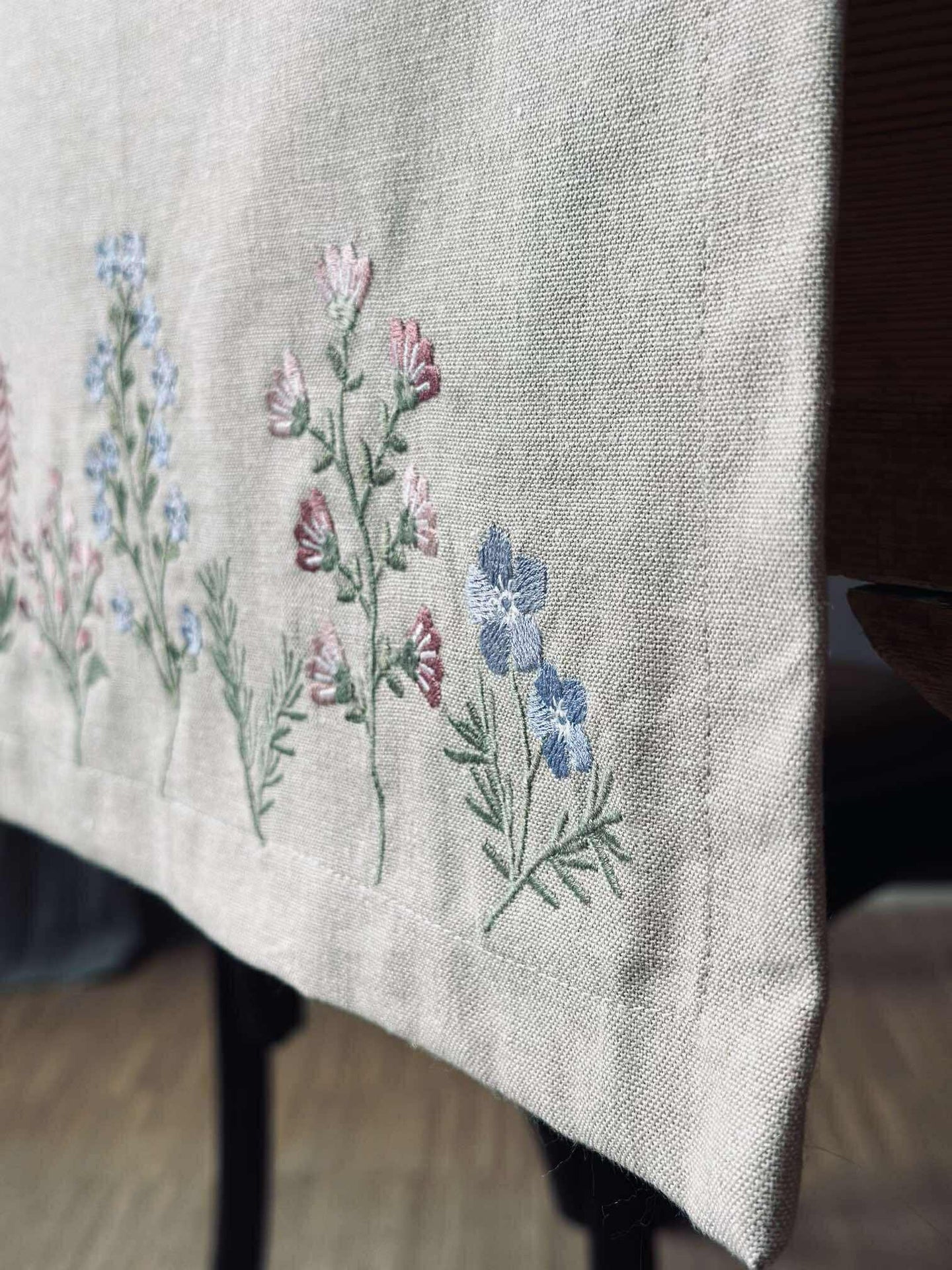 Bordslöpare flower broderi - Linne-look