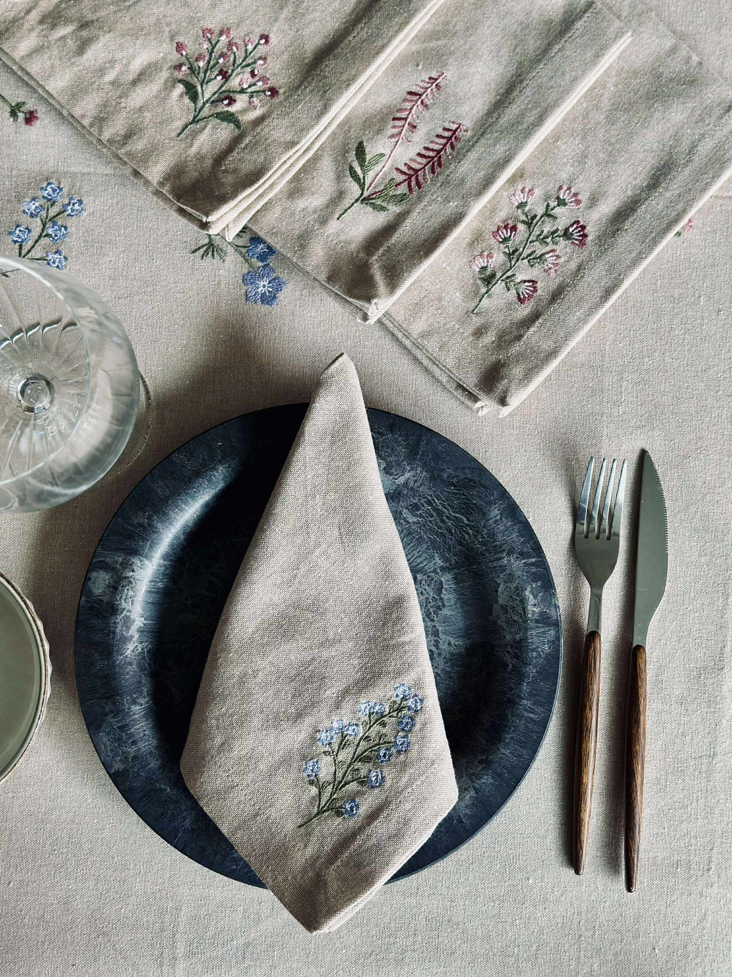 Servetter med blombroderi - Paket med 4 st