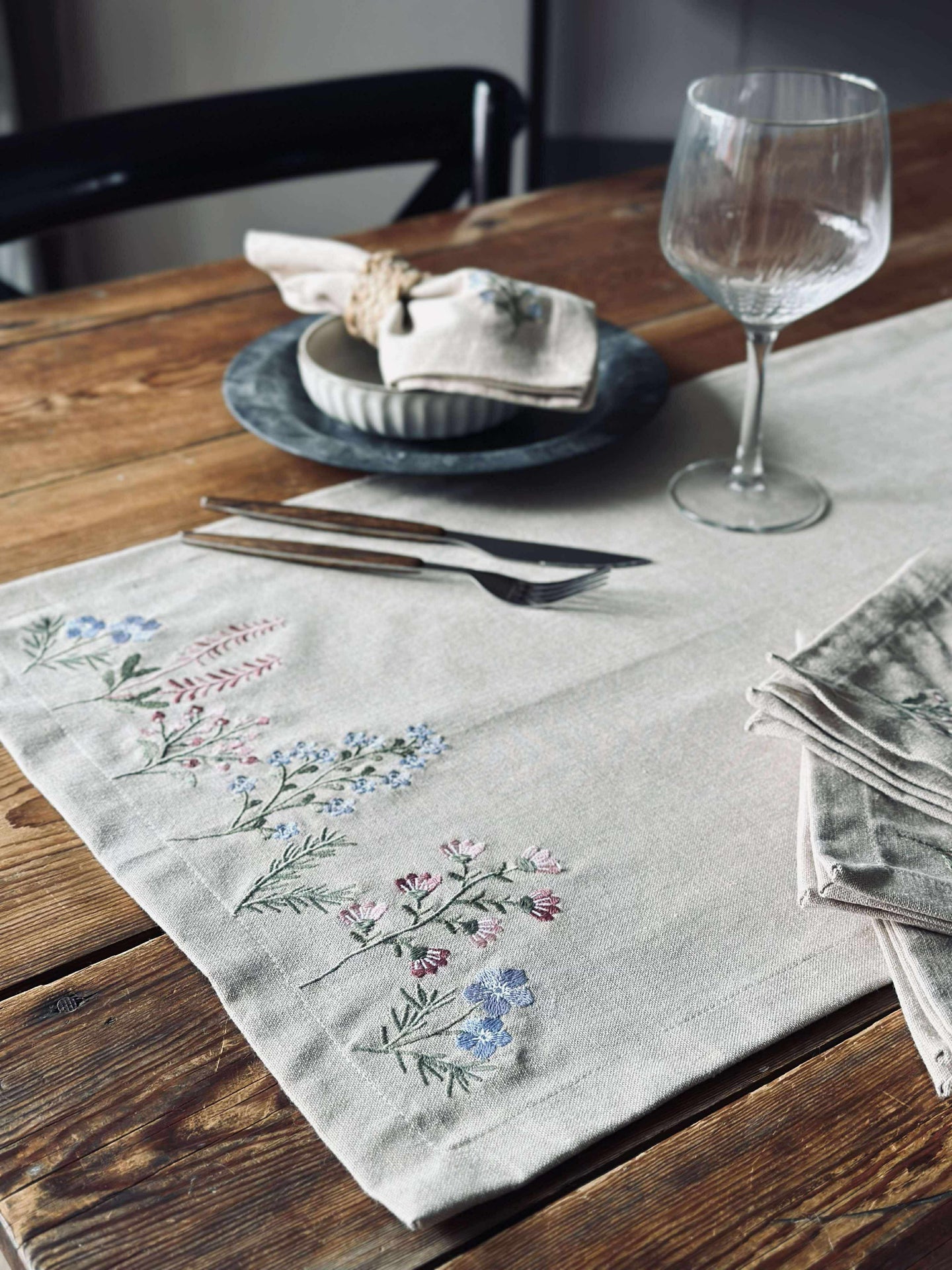 Bordslöpare blomsterbroderi - Linneutseende