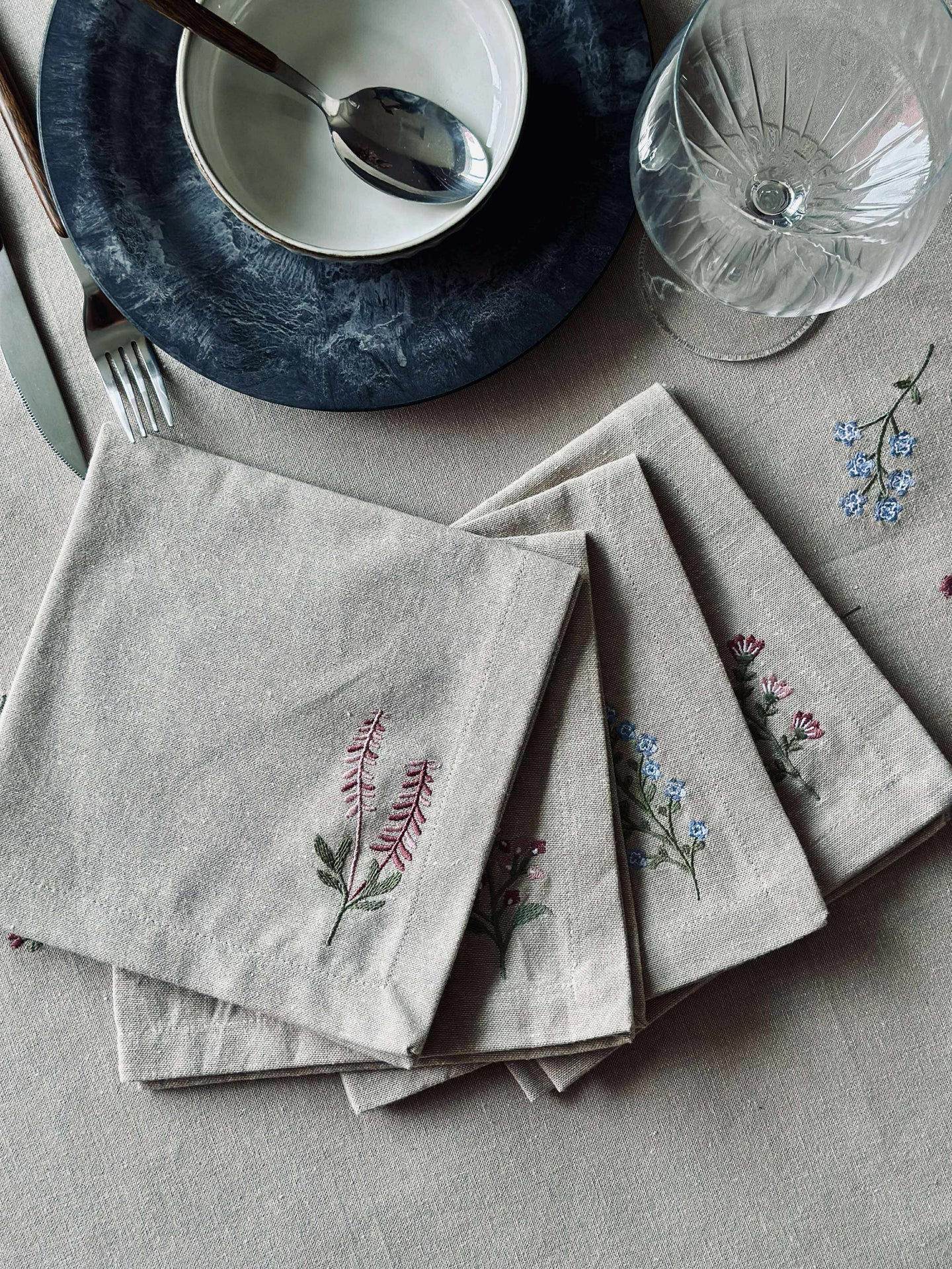 Servetter med blombroderi - Paket med 4 st