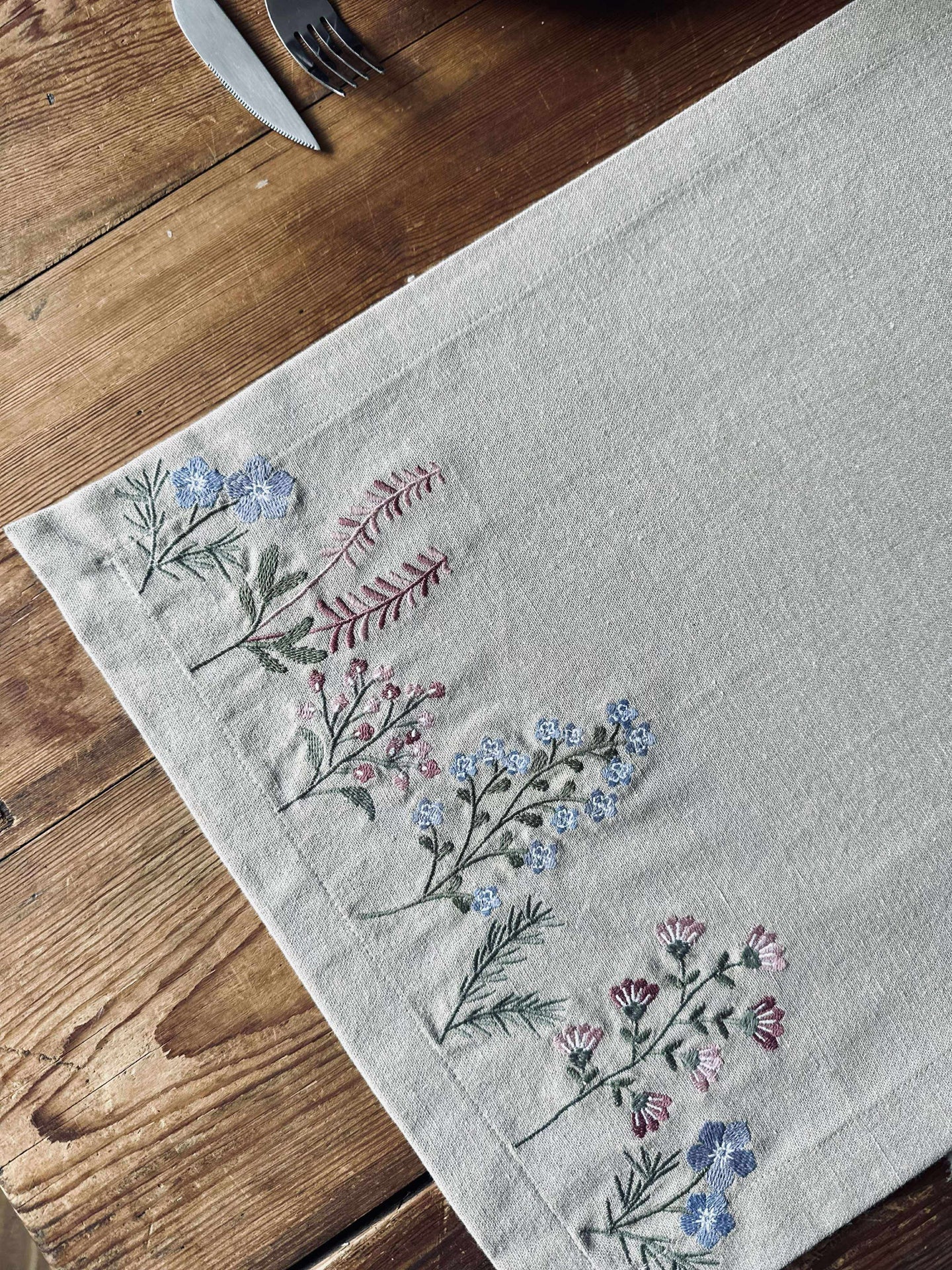 Bordslöpare flower broderi - Linne-look