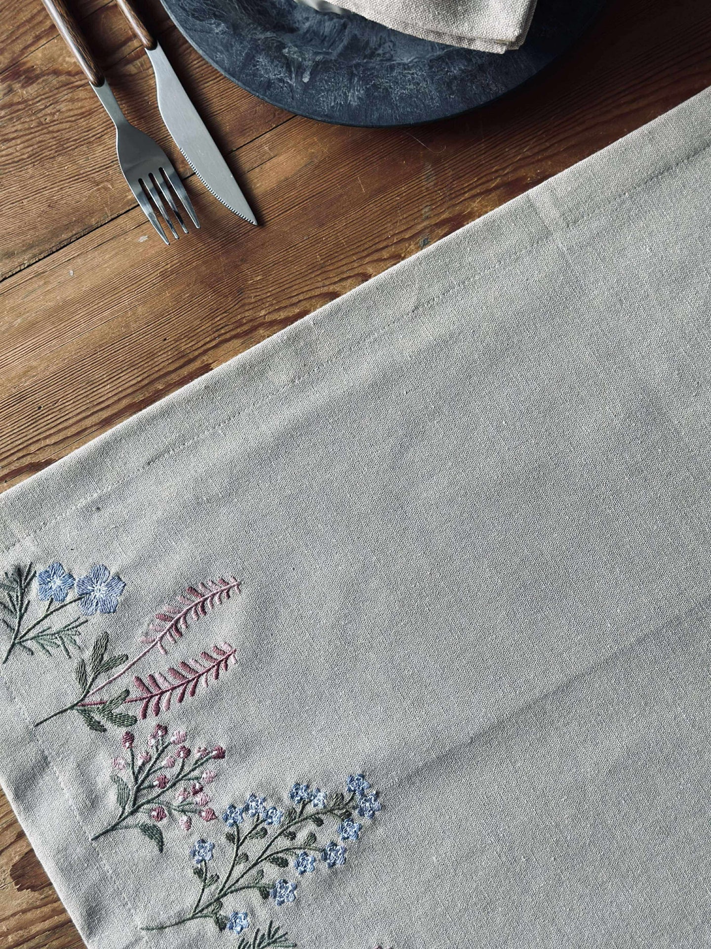 Bordslöpare blomsterbroderi - Linneutseende