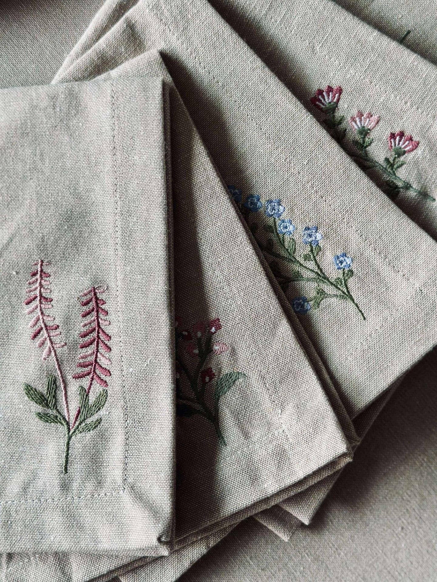 Servetter med blombroderi - Paket med 4 st