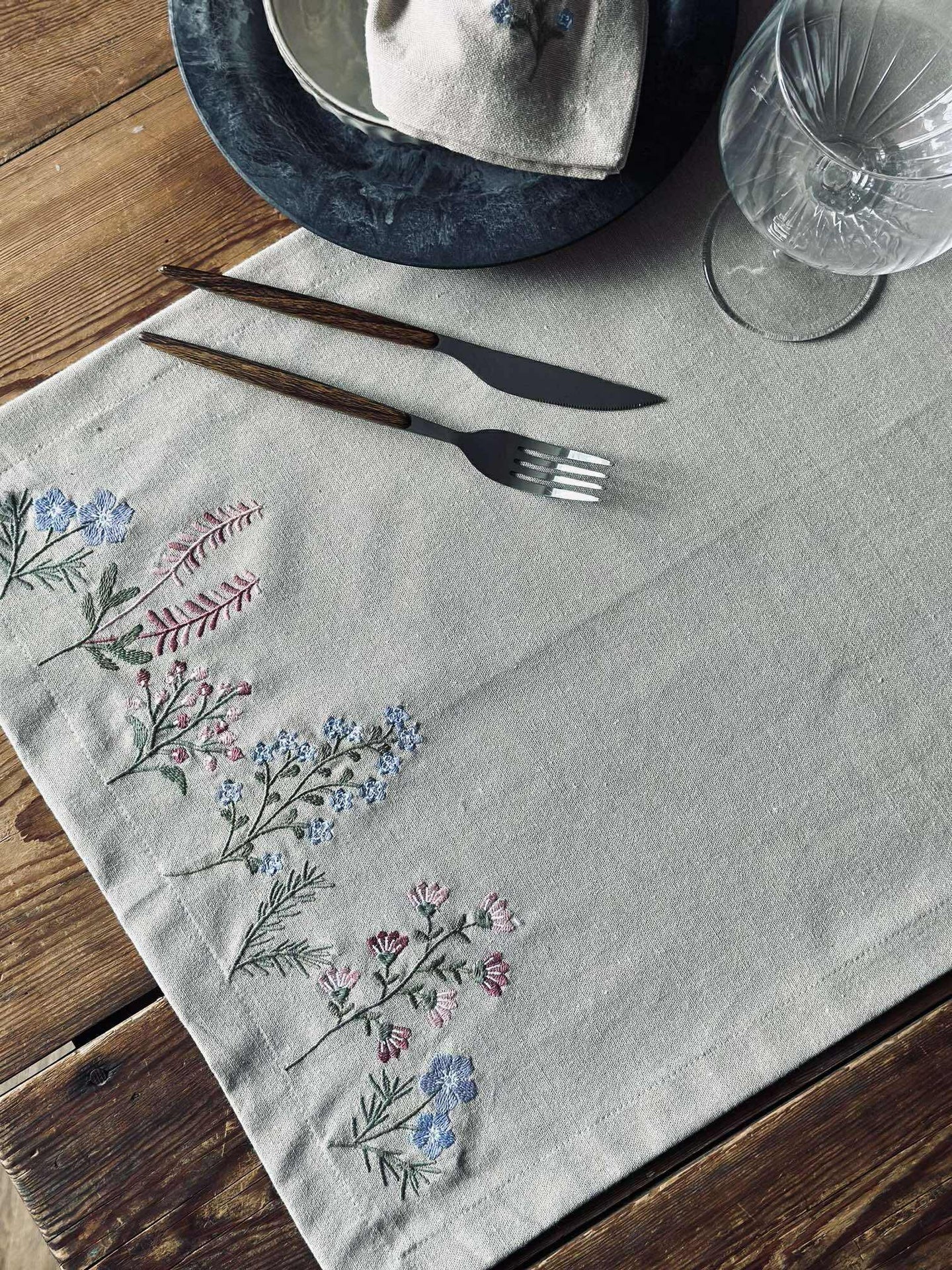 Bordslöpare blomsterbroderi - Linneutseende