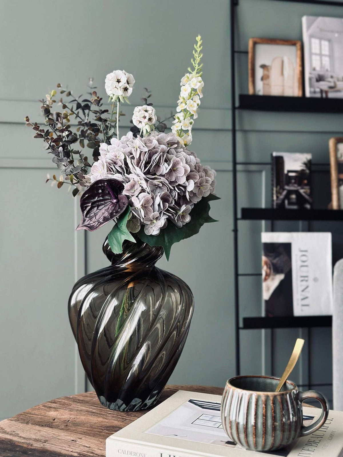 Bukett med hortensia och eukalyptus